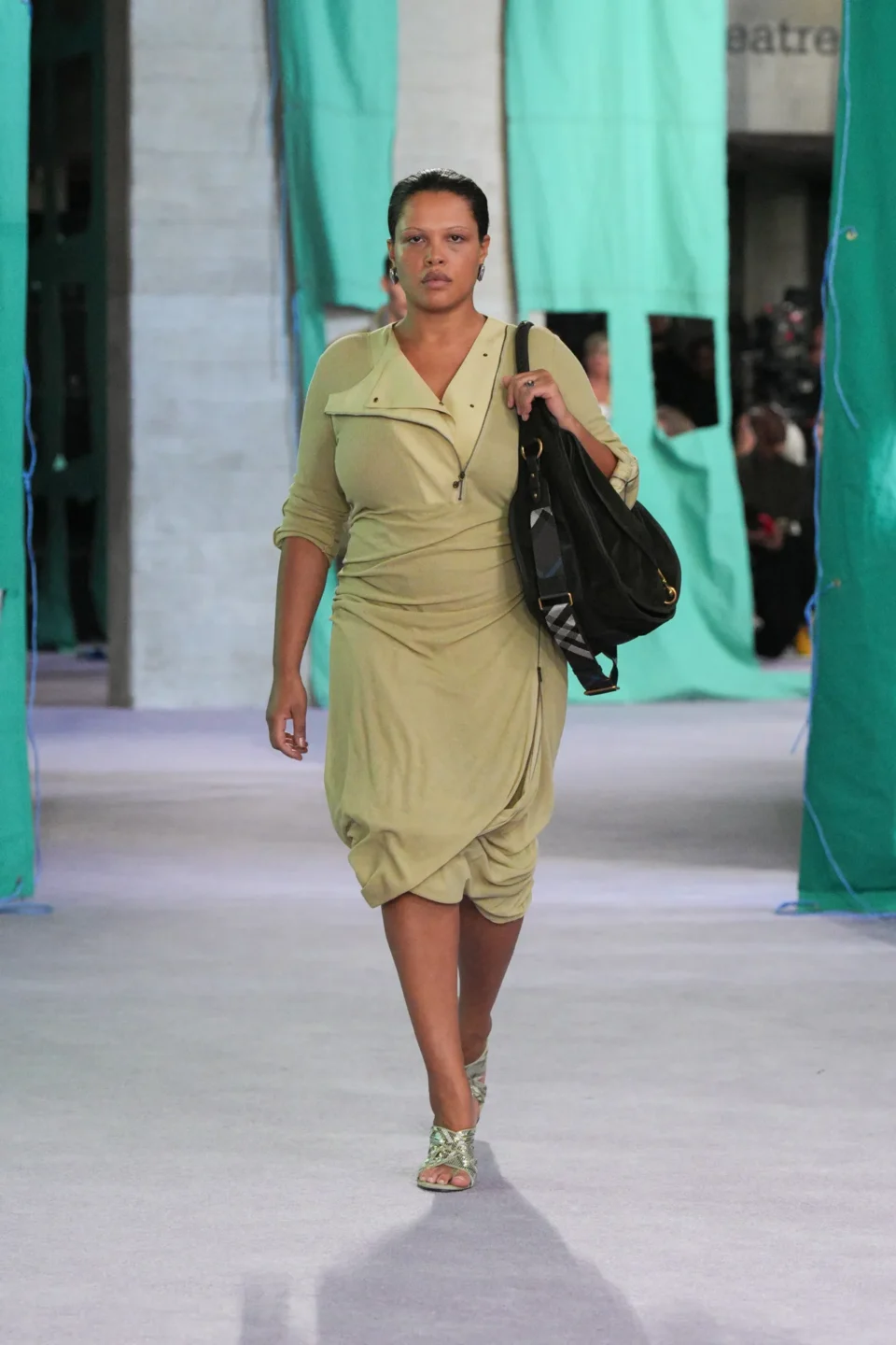 DT_BURBERRY_2024_SS25_SEPTEMBER_SHOW_RUNWAY_LOOK_33_RGB_CROPPED_2x3