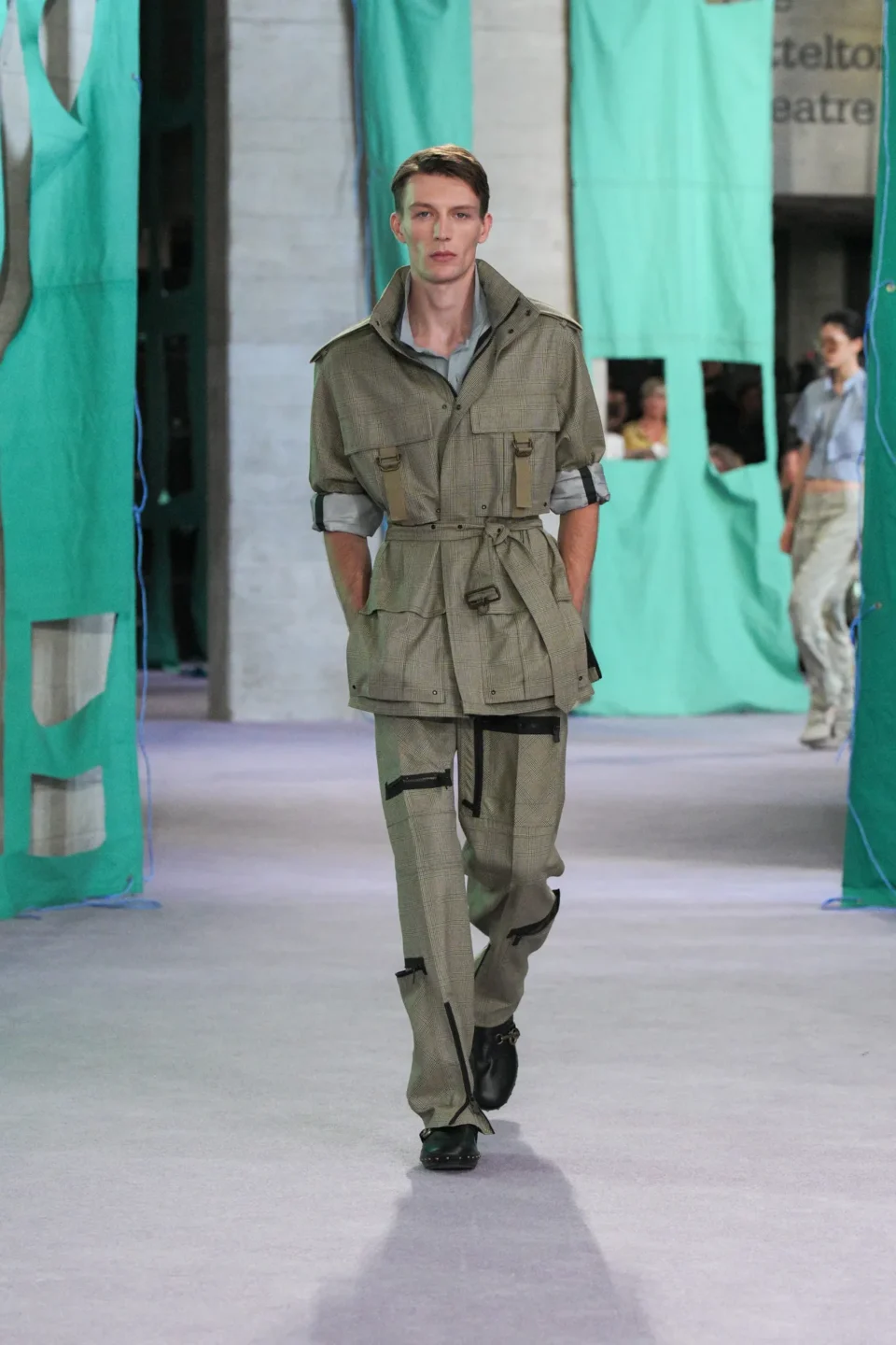 DT_BURBERRY_2024_SS25_SEPTEMBER_SHOW_RUNWAY_LOOK_34_RGB_CROPPED_2x3