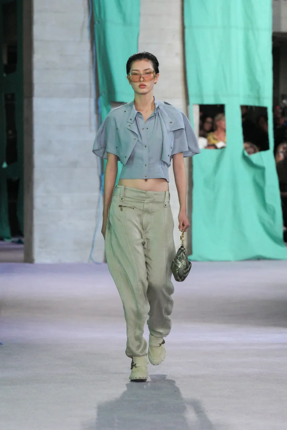 DT_BURBERRY_2024_SS25_SEPTEMBER_SHOW_RUNWAY_LOOK_35_RGB_CROPPED_2x3