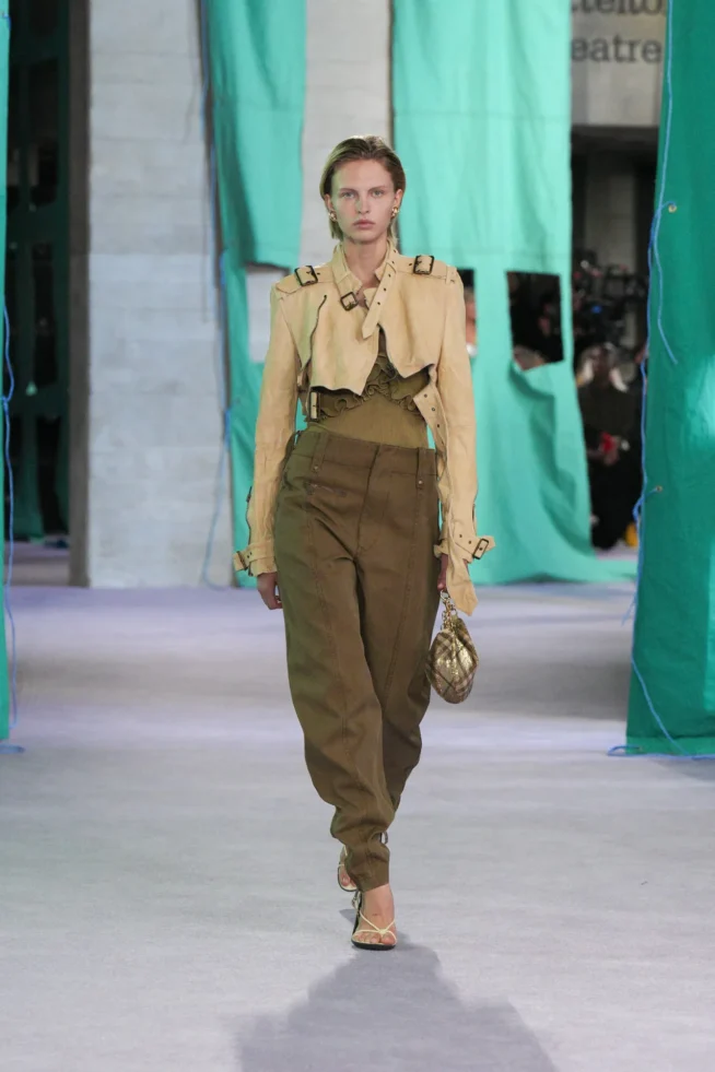 DT_BURBERRY_2024_SS25_SEPTEMBER_SHOW_RUNWAY_LOOK_36_RGB_CROPPED_2x3