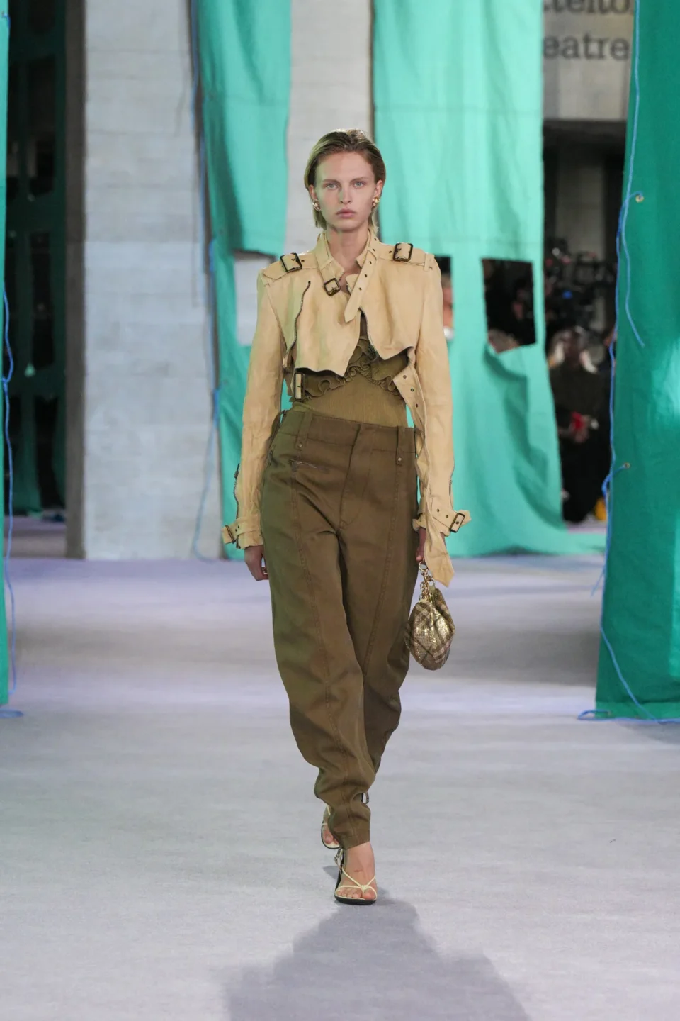DT_BURBERRY_2024_SS25_SEPTEMBER_SHOW_RUNWAY_LOOK_36_RGB_CROPPED_2x3