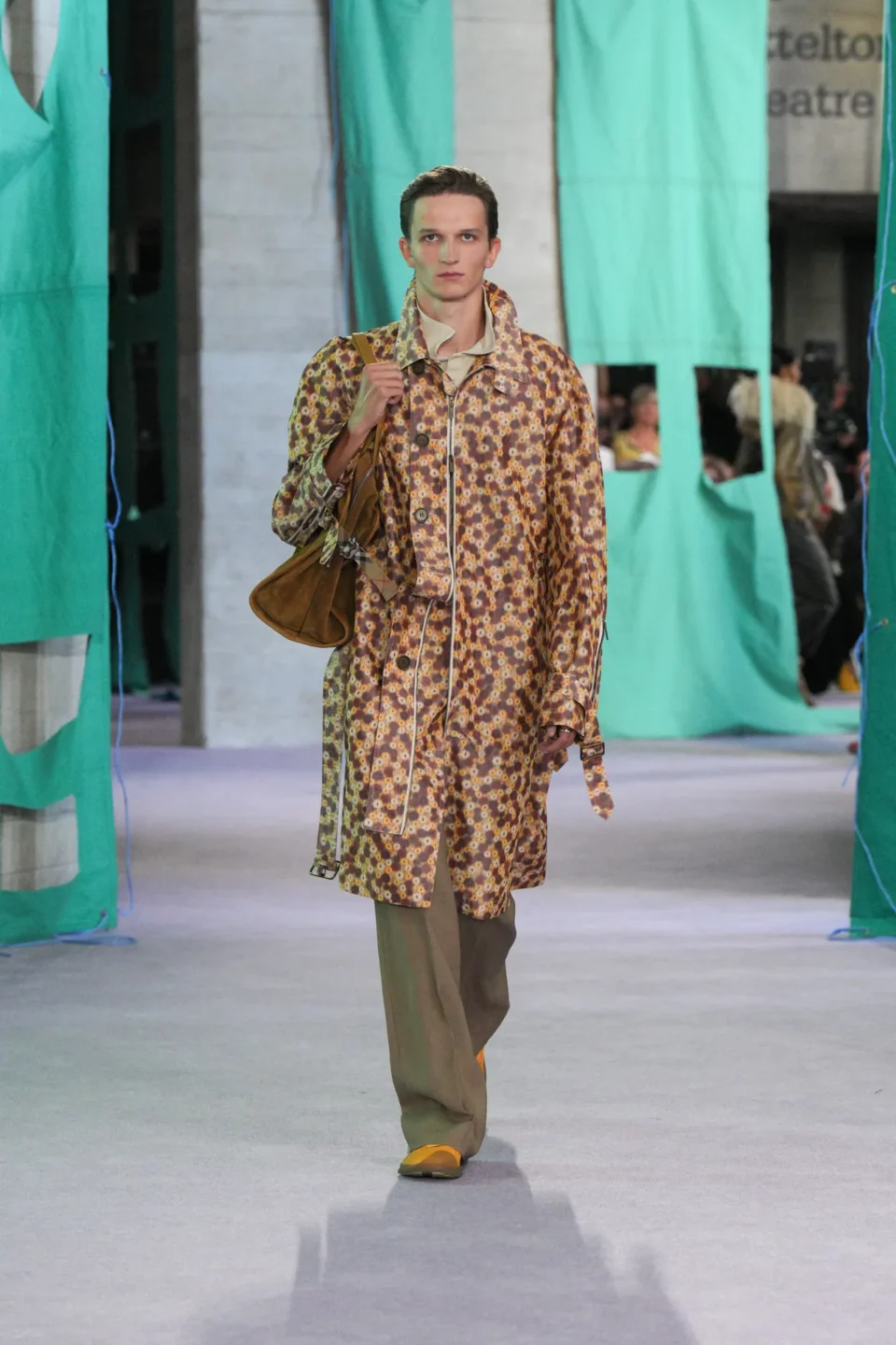DT_BURBERRY_2024_SS25_SEPTEMBER_SHOW_RUNWAY_LOOK_37_RGB_CROPPED_2x3