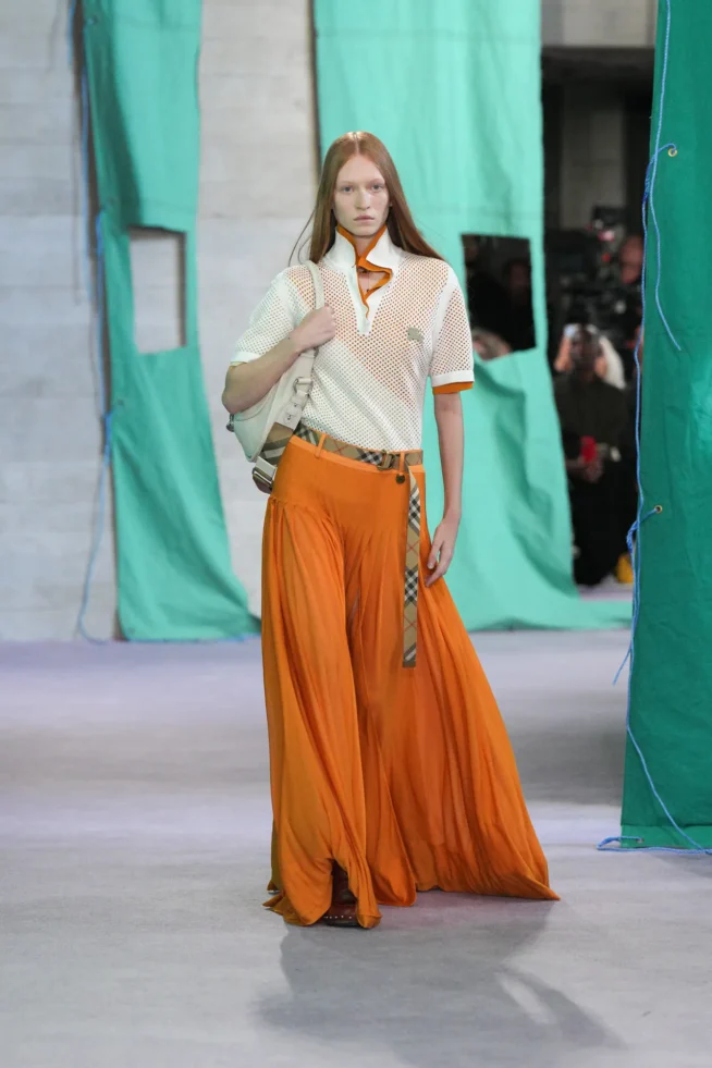 DT_BURBERRY_2024_SS25_SEPTEMBER_SHOW_RUNWAY_LOOK_38_RGB_CROPPED_2x3