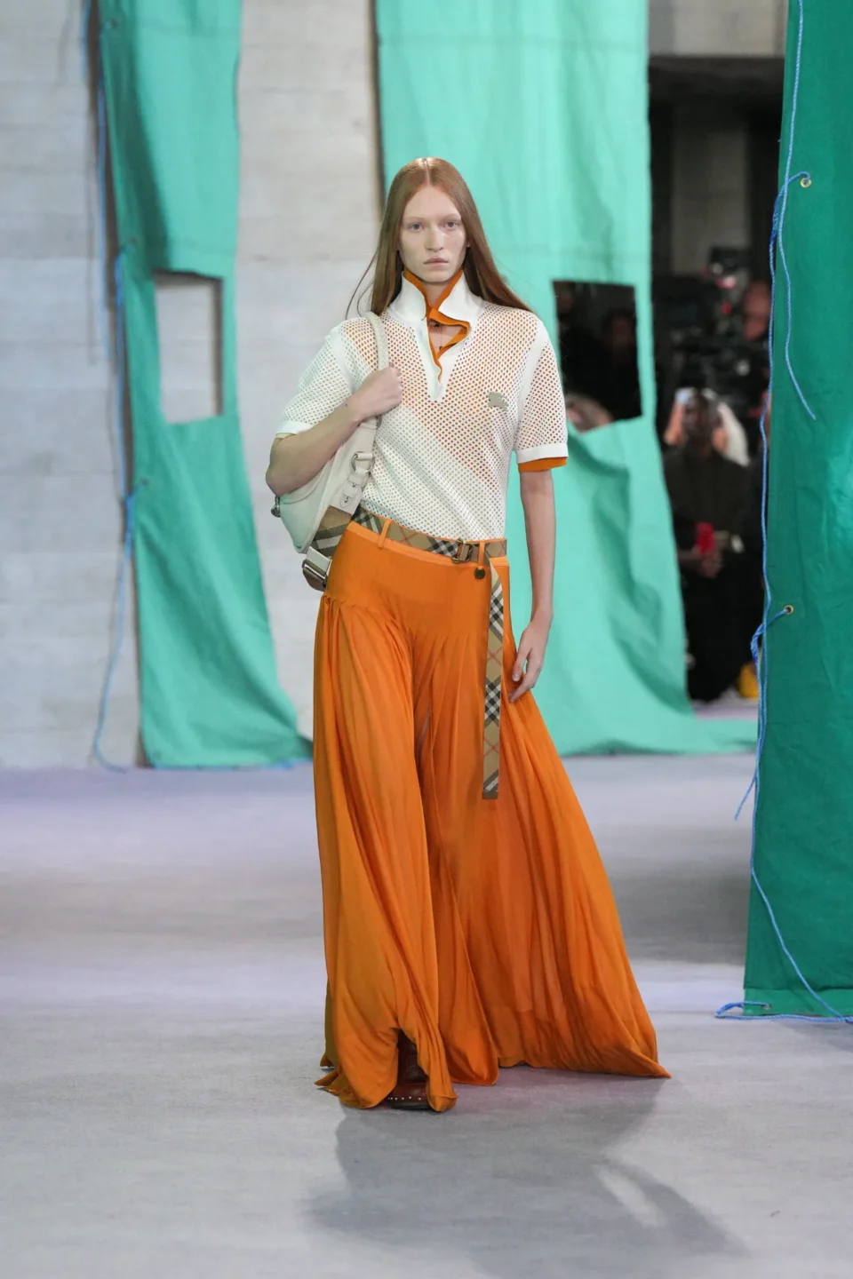 DT_BURBERRY_2024_SS25_SEPTEMBER_SHOW_RUNWAY_LOOK_38_RGB_CROPPED_2x3