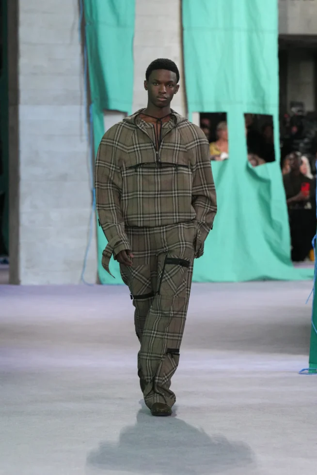 DT_BURBERRY_2024_SS25_SEPTEMBER_SHOW_RUNWAY_LOOK_39_RGB_CROPPED_2x3