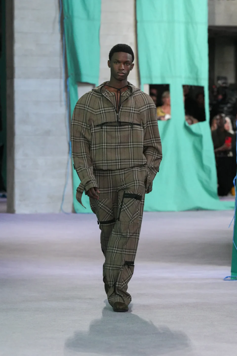DT_BURBERRY_2024_SS25_SEPTEMBER_SHOW_RUNWAY_LOOK_39_RGB_CROPPED_2x3