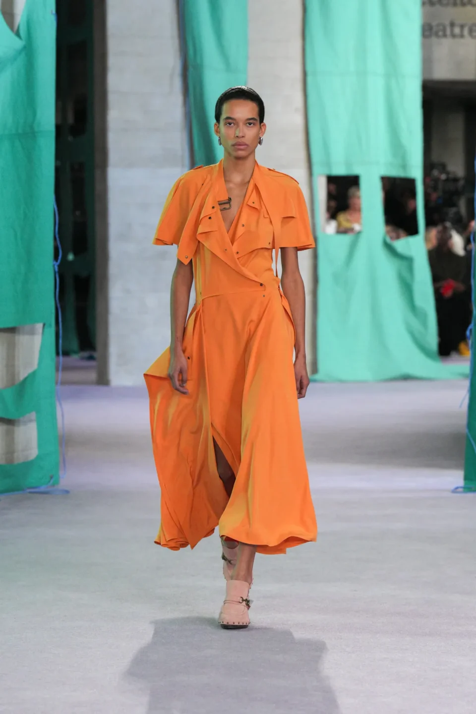DT_BURBERRY_2024_SS25_SEPTEMBER_SHOW_RUNWAY_LOOK_40_RGB_CROPPED_2x3