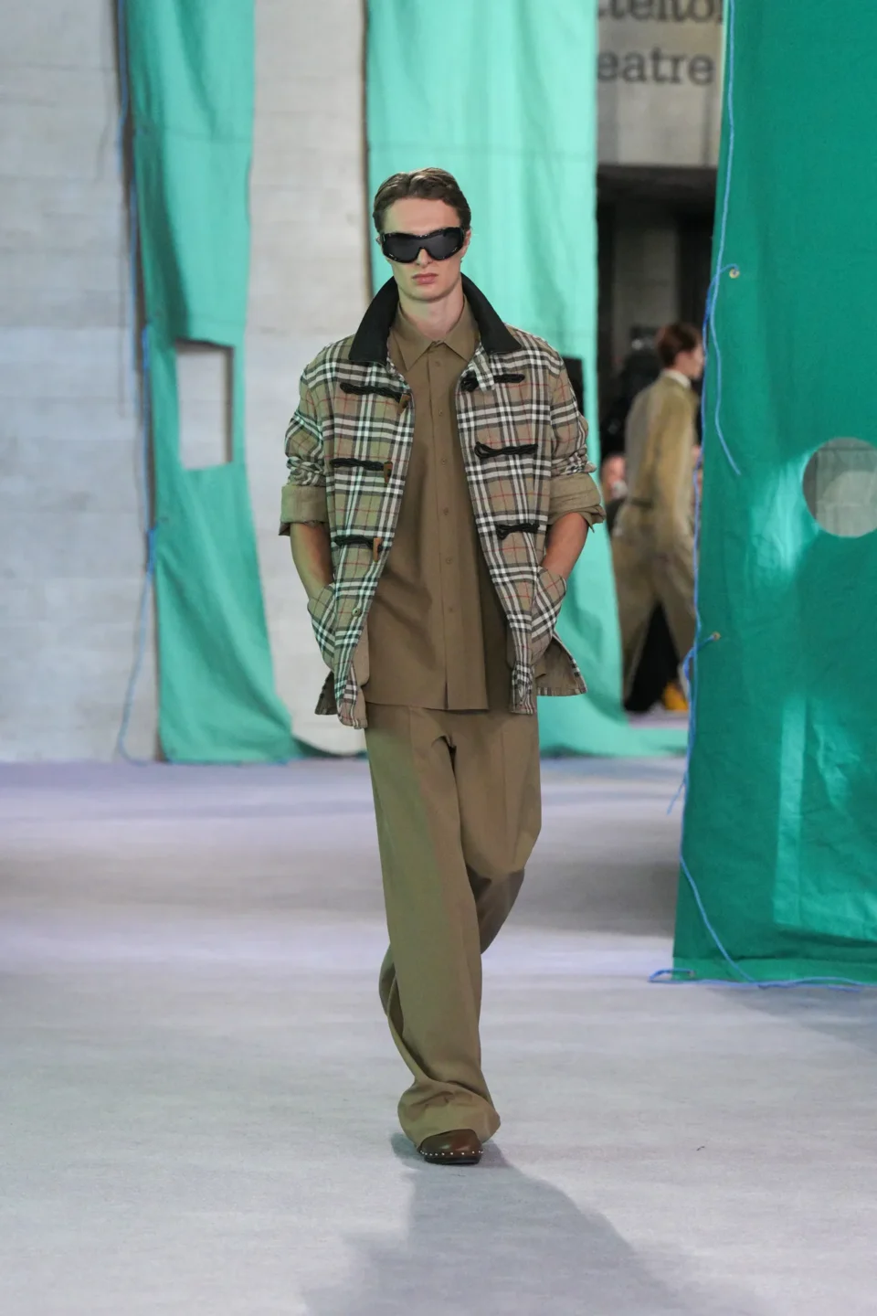 DT_BURBERRY_2024_SS25_SEPTEMBER_SHOW_RUNWAY_LOOK_41_RGB_CROPPED_2x3