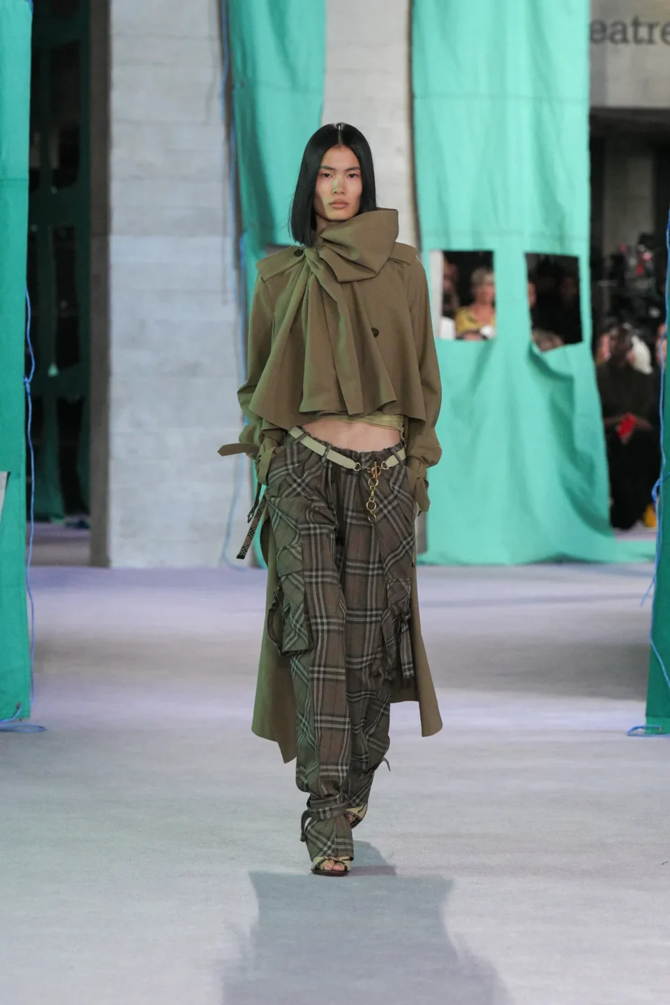 DT_BURBERRY_2024_SS25_SEPTEMBER_SHOW_RUNWAY_LOOK_42_RGB_CROPPED_2x3