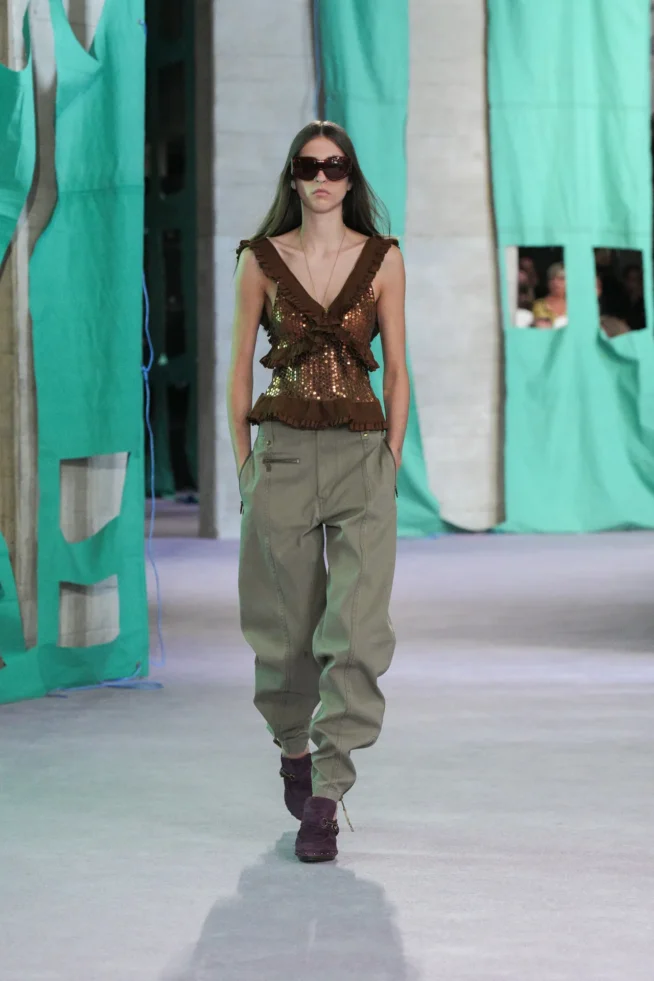 DT_BURBERRY_2024_SS25_SEPTEMBER_SHOW_RUNWAY_LOOK_43_RGB_CROPPED_2x3