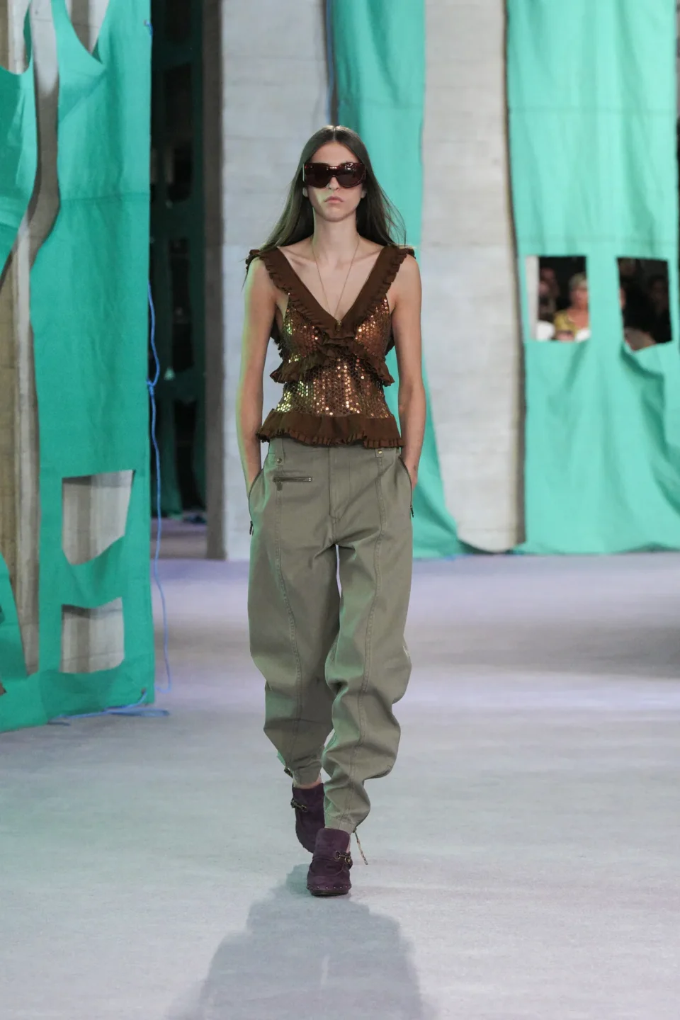 DT_BURBERRY_2024_SS25_SEPTEMBER_SHOW_RUNWAY_LOOK_43_RGB_CROPPED_2x3