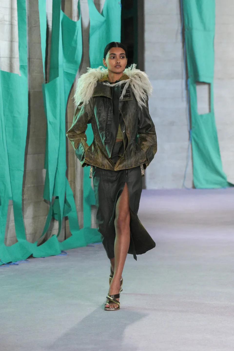 DT_BURBERRY_2024_SS25_SEPTEMBER_SHOW_RUNWAY_LOOK_44_RGB_CROPPED_2x3