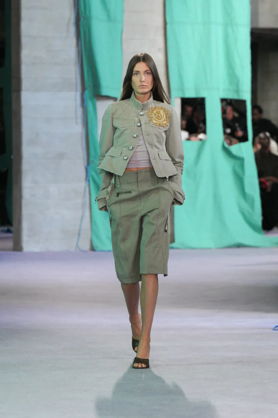 DT_BURBERRY_2024_SS25_SEPTEMBER_SHOW_RUNWAY_LOOK_45_RGB_CROPPED_2x3