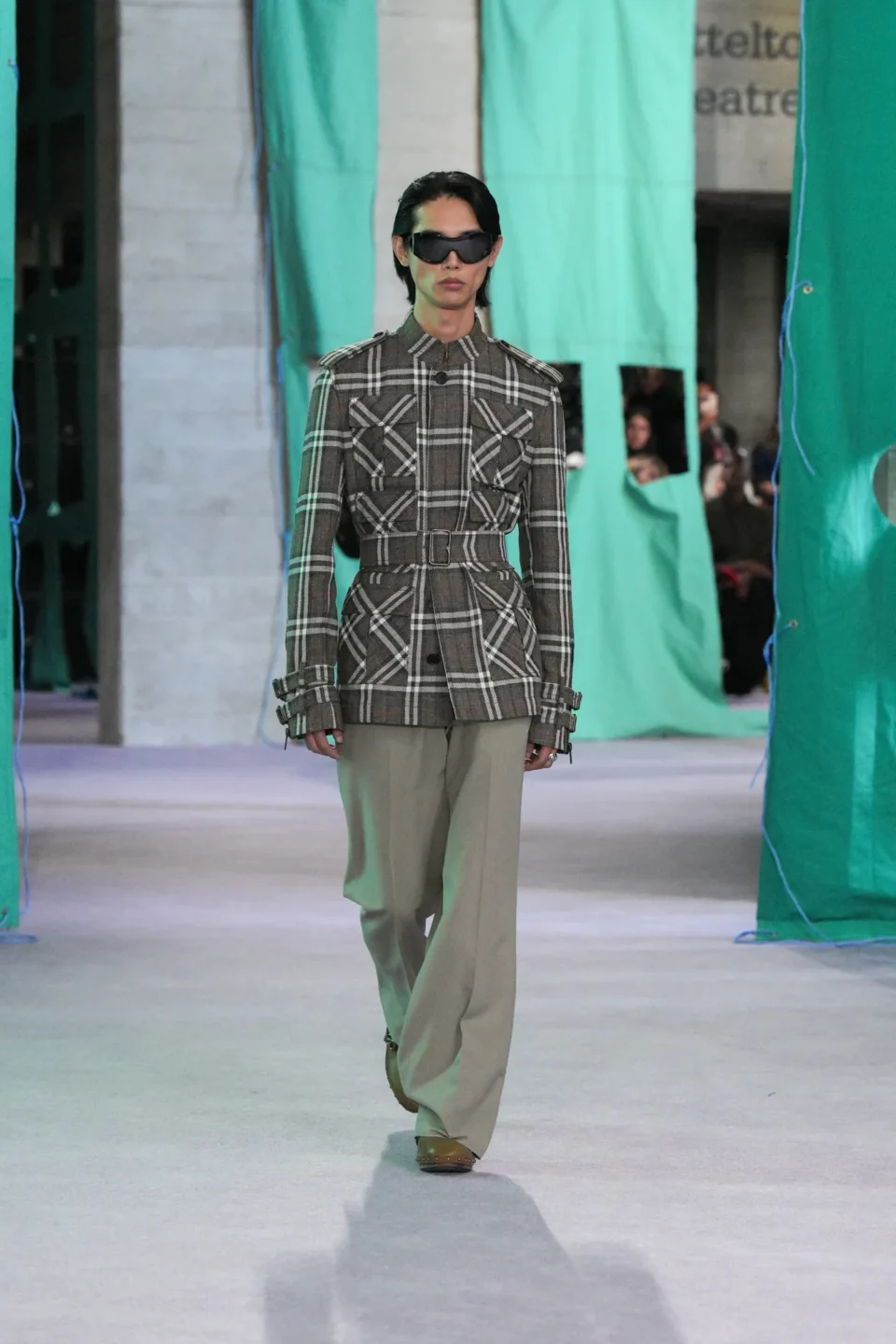 DT_BURBERRY_2024_SS25_SEPTEMBER_SHOW_RUNWAY_LOOK_47_RGB_CROPPED_2x3