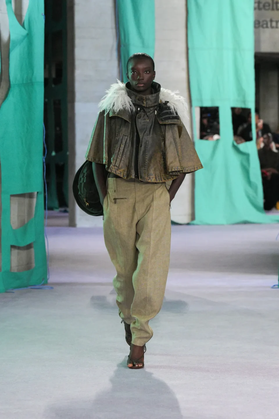 DT_BURBERRY_2024_SS25_SEPTEMBER_SHOW_RUNWAY_LOOK_48_RGB_CROPPED_2x3