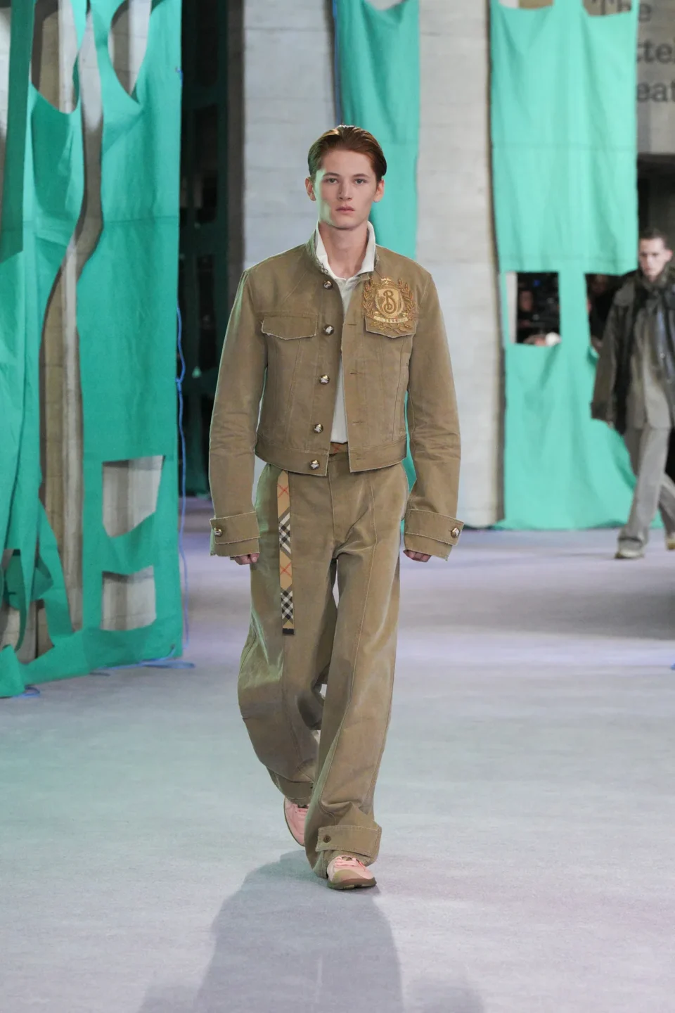DT_BURBERRY_2024_SS25_SEPTEMBER_SHOW_RUNWAY_LOOK_49_RGB_CROPPED_2x3