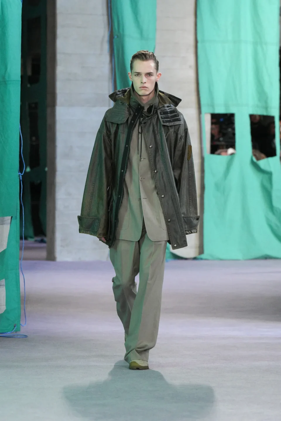 DT_BURBERRY_2024_SS25_SEPTEMBER_SHOW_RUNWAY_LOOK_50_RGB_CROPPED_2x3