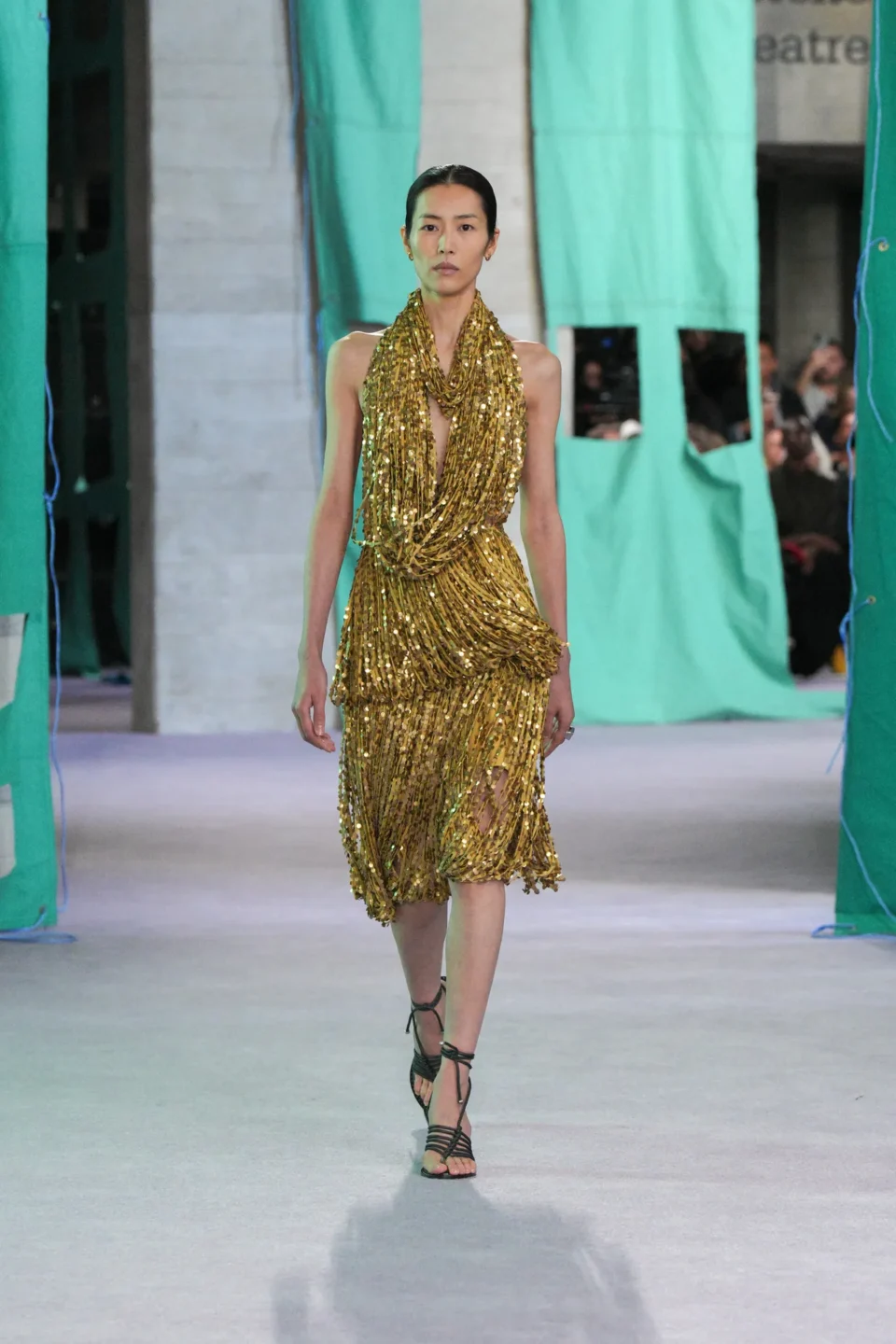 DT_BURBERRY_2024_SS25_SEPTEMBER_SHOW_RUNWAY_LOOK_51_RGB_CROPPED_2x3