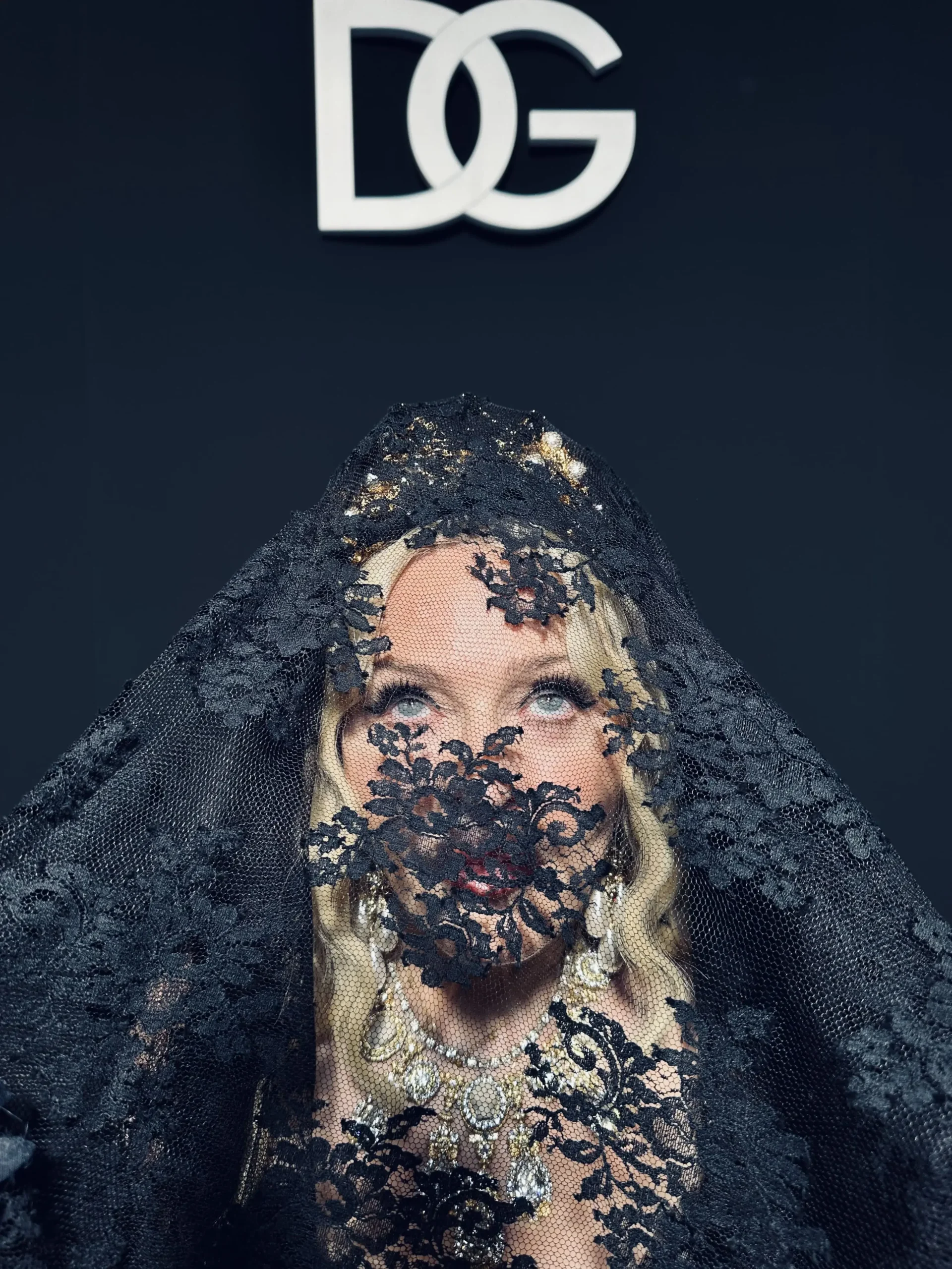 Madonna veste véu para o desfile da Dolce & Gabbana
A rainha do pop compareceu neste sábado (21.09) ao desfile da marca italiana com o rosto coberto por um véu preto e causou frisson.