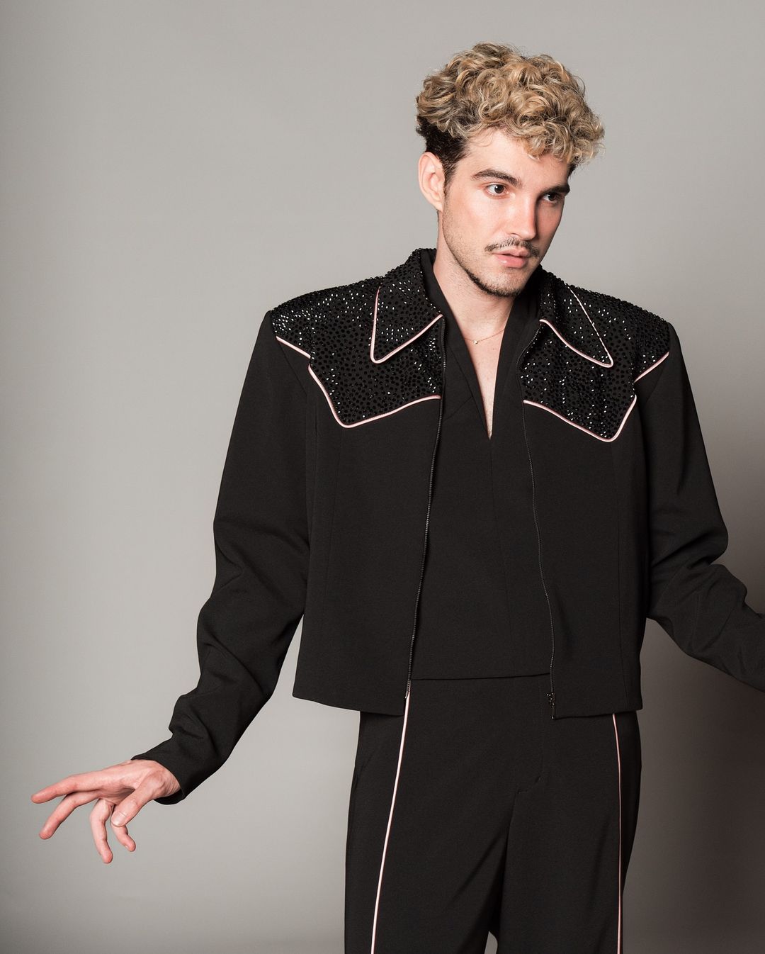 Jão sobe ao palco do Rock In Rio com look Mondepars, assinado por Sasha Meneghel