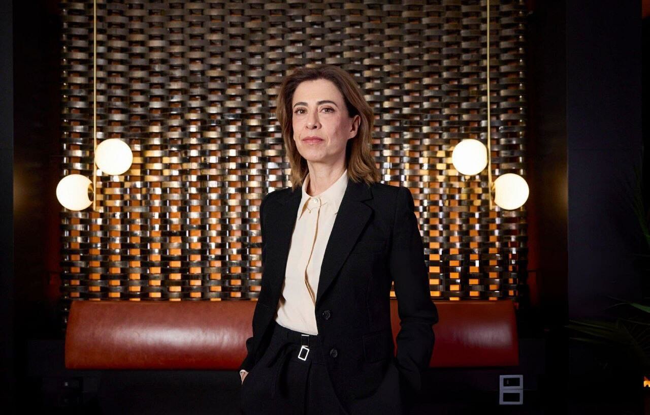 Os looks minimalistas de Fernanda Torres no tapete vermelho