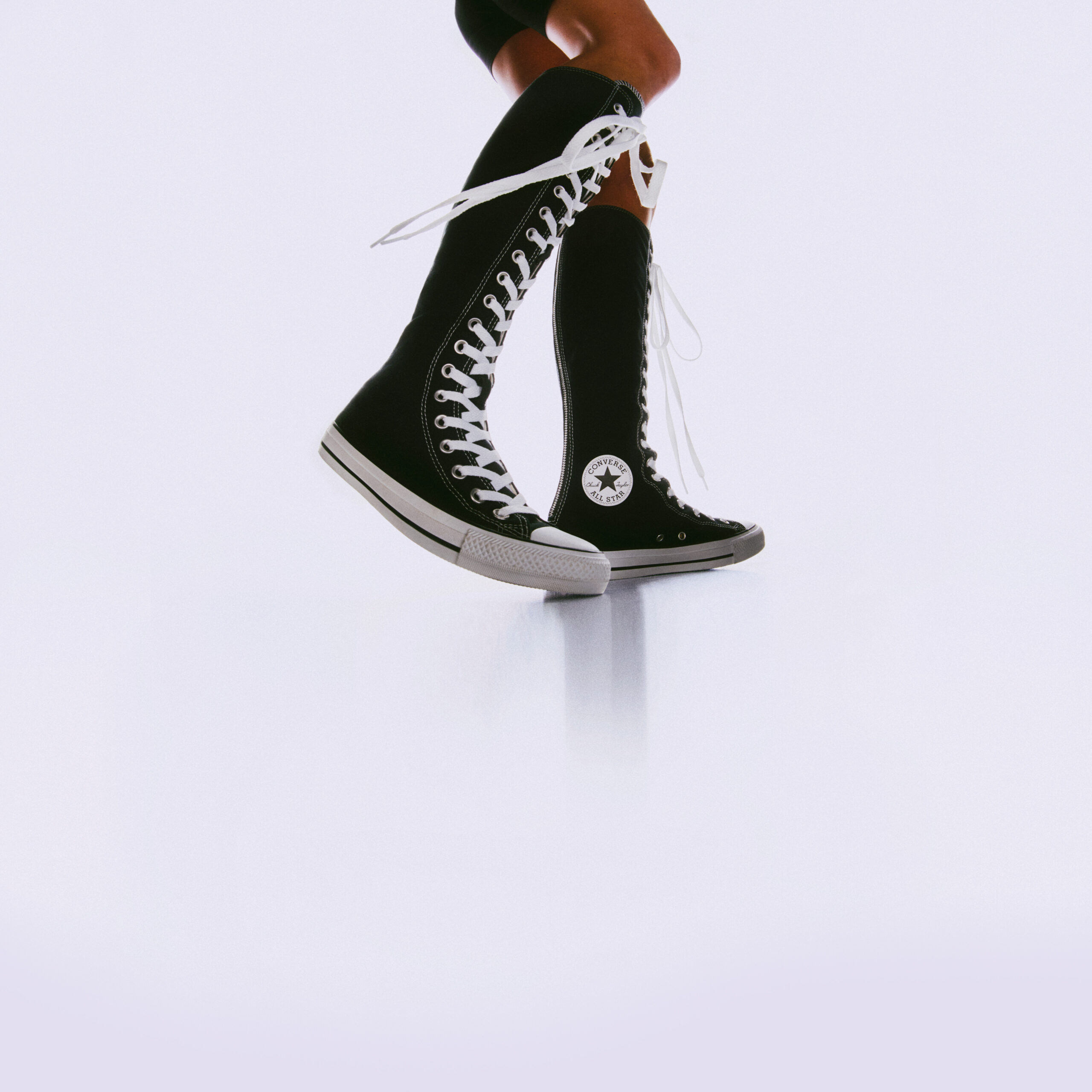 Converse volta com clássico modelo de cano alto 18 anos depois
Chamado de Chuck Taylor All Star XX-Hi, o sneaker foi um sucesso nos anos 2000 e hoje volta para alegria dos fãs nostalgicos. 