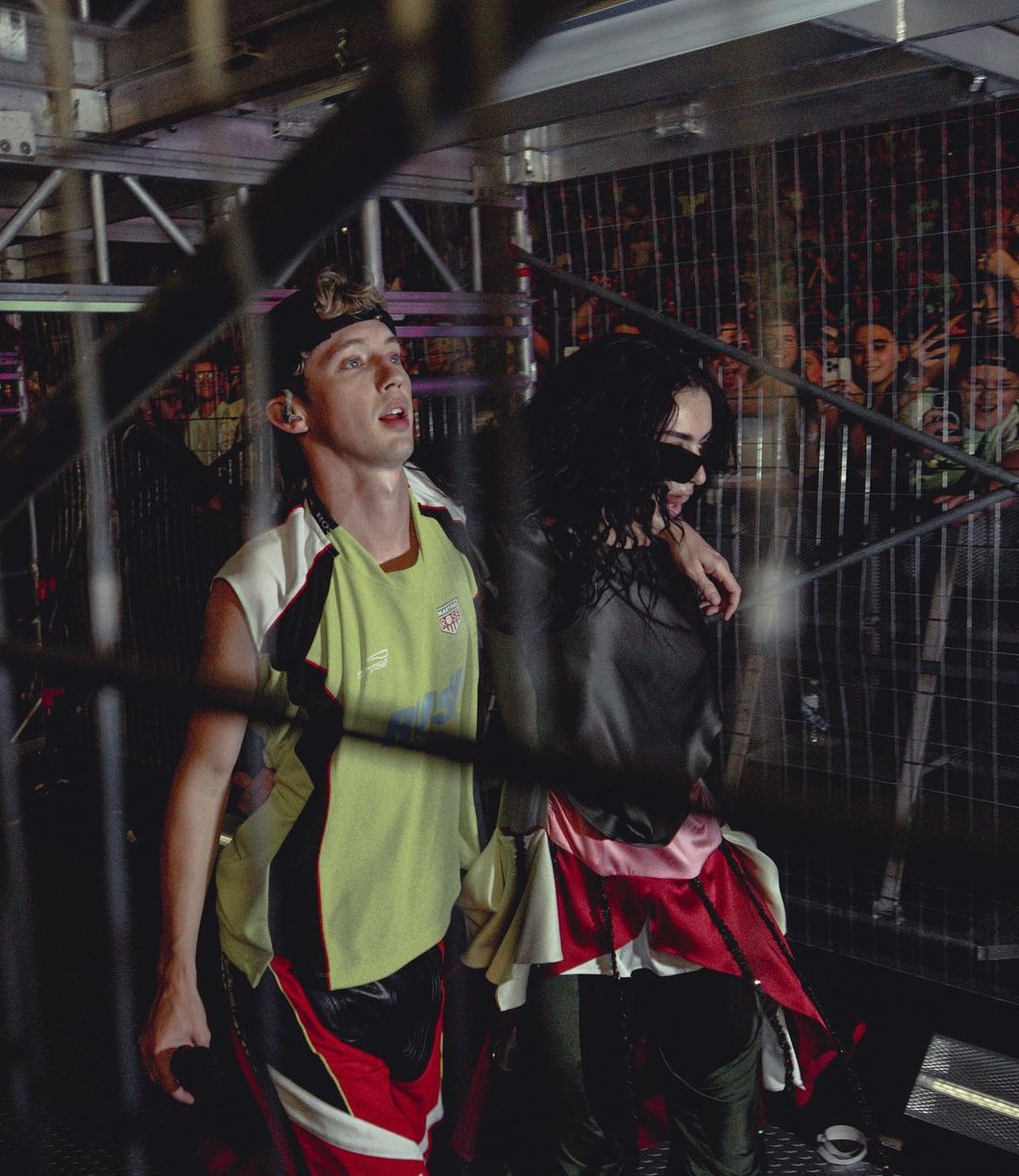 O Fashion Show de Charli XCX e Troye Sivan na Sweat Tour
Já que a tour não passou por aqui, preparamos uma curadoria dos melhores look usados pela dupla.