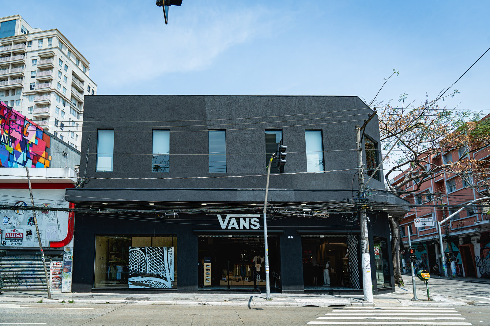 Vans inaugura espaço multicultural no Largo da Batata, em São Paulo
Loja oferecerá serviço Pick Up Store para compras online além de exposição e shows de artistas locais.