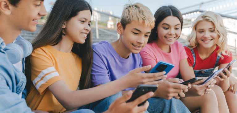 Austrália é o primeiro país a proibir redes sociais para menores de idade
Considerada a resolução mais rígida atualmente, o país se torna exemplo para outras nações no tema.