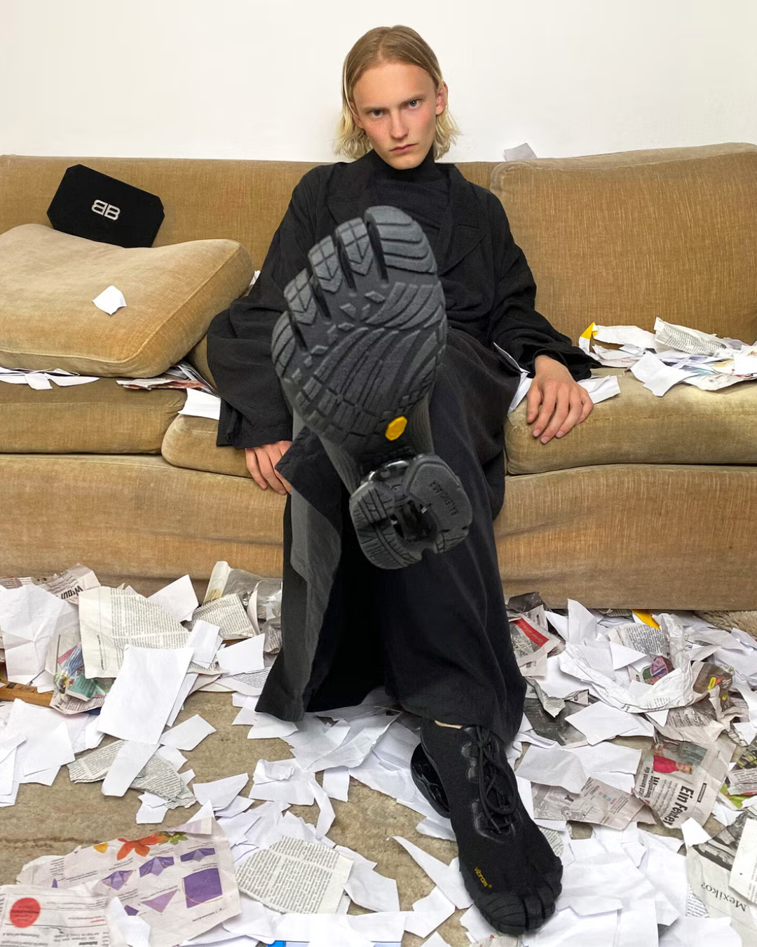 Quem disse que é feio? 15 calçados que provam que o ‘‘feio’’ pode ser também muito cool
De peças que antes eram desajustadas a ícones do estilo alternativo, exploramos as reinterpretações do ‘‘ugly shoes’’ na moda.