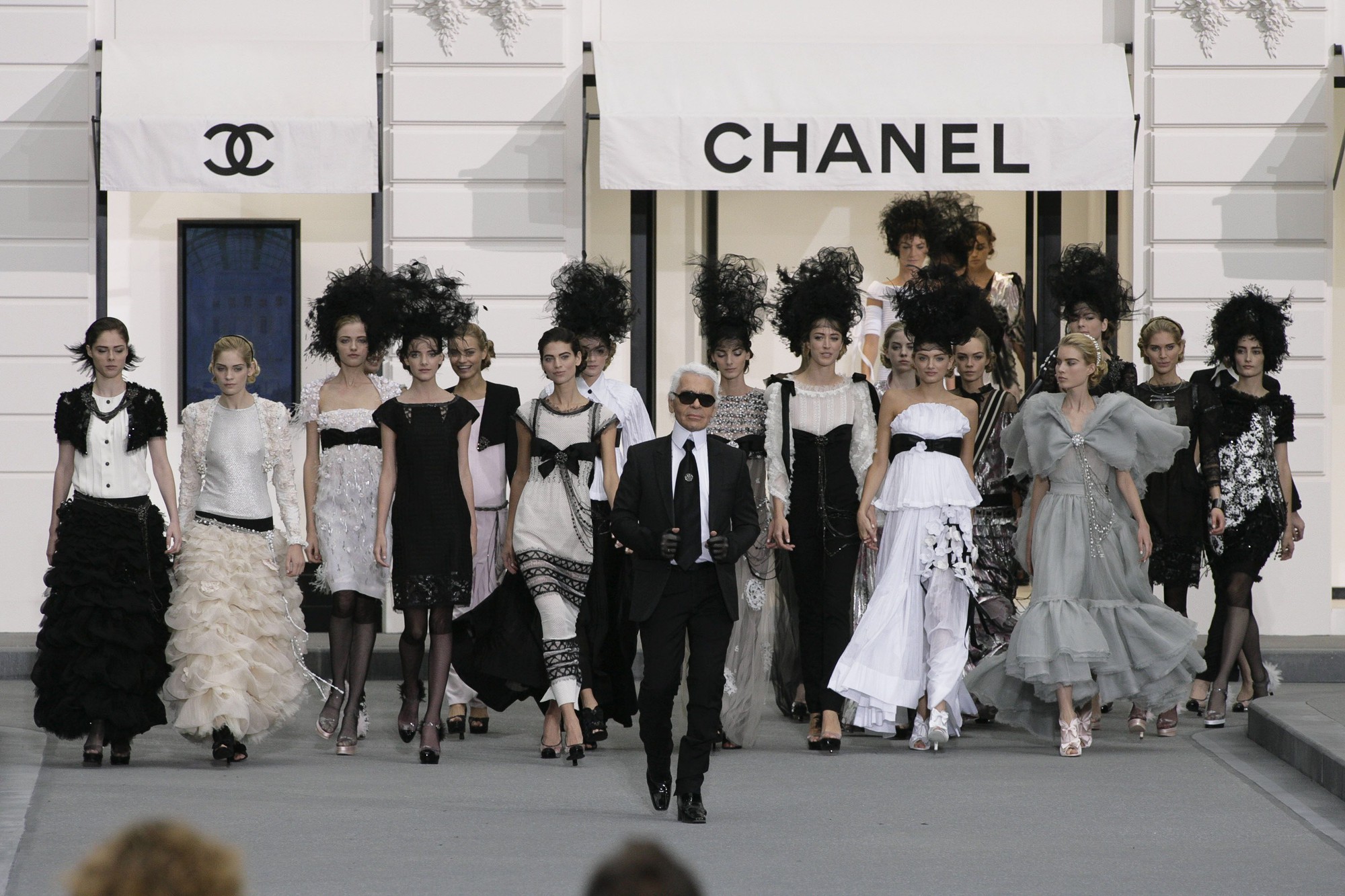 Quem é a misteriosa família dona da Chanel?
A reservada família Wertheimer é uma das mais ricas da França e tem negócios em vários setores. Conheça a história por trás da fortuna deles. 