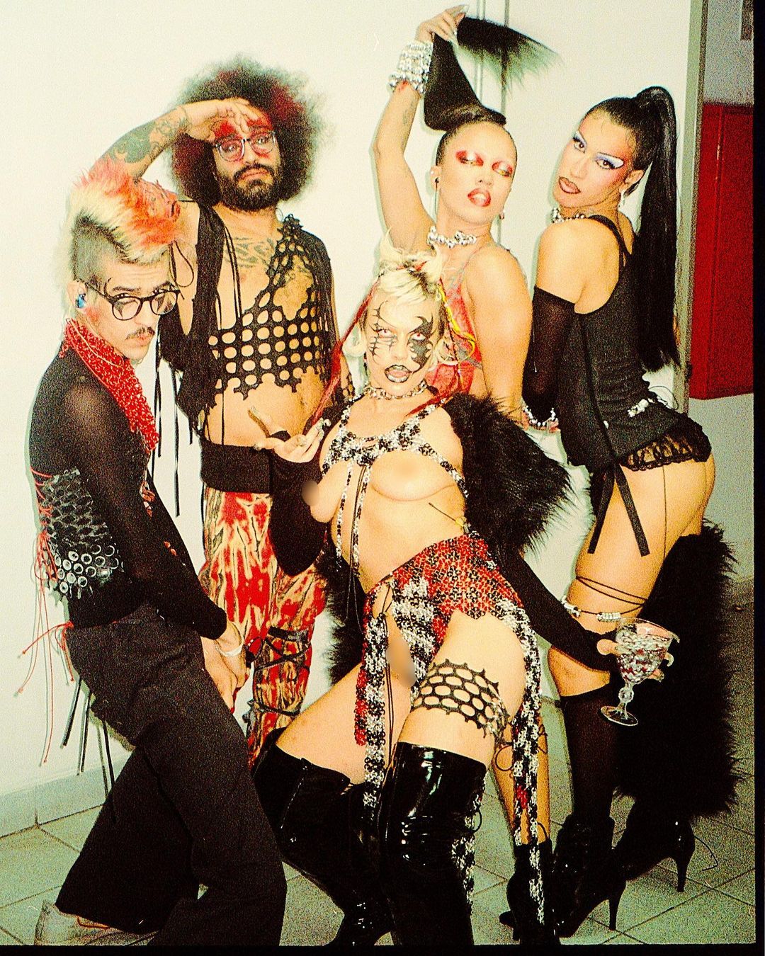 Teto Preto e a fusão de identidades no novo álbum “FALA”
A banda brasileira desafia normas sociais e propõe um diálogo sobre sexualidade e inclusão por meio da arte, da música e da performance.