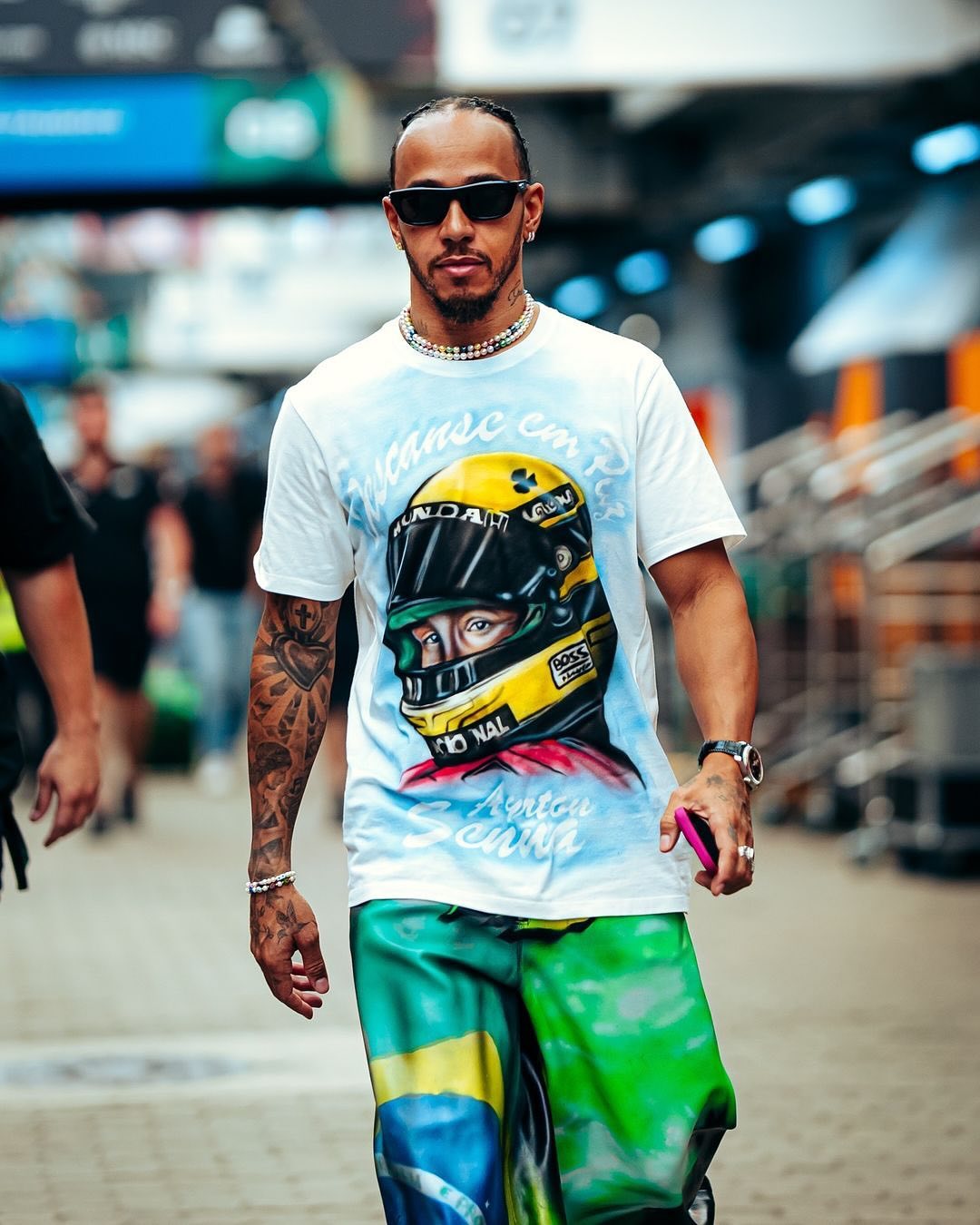 Lewis Hamilton celebra Ayrton Senna e Brasil com look exclusivo
Em tributo ao ídolo brasileiro, piloto veste Gerrit Jacob e une moda e memória às vésperas do GP do Brasil.