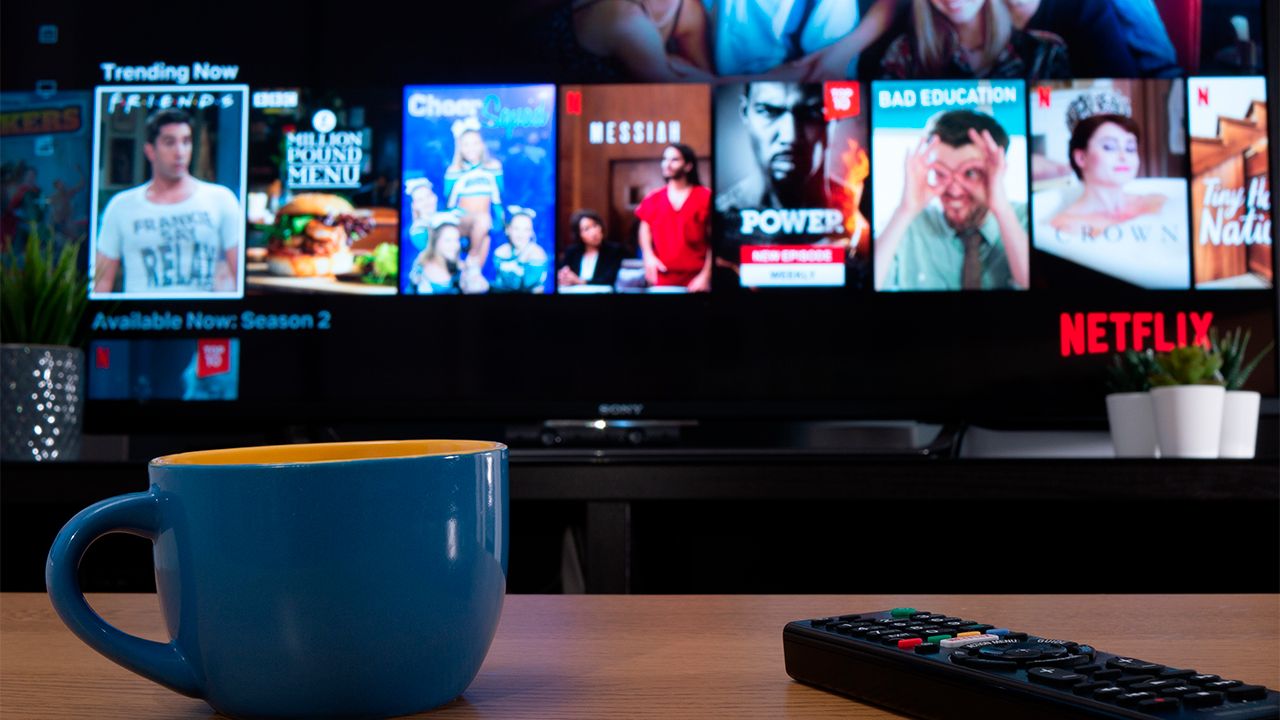 Você também faz rodízio de streaming?
Para contornar os altos valores e restrição de geolocalizador de plataformas de streaming, consumidores têm entrado num looping de assinatura e cancelamento para maratonar conteúdos.
