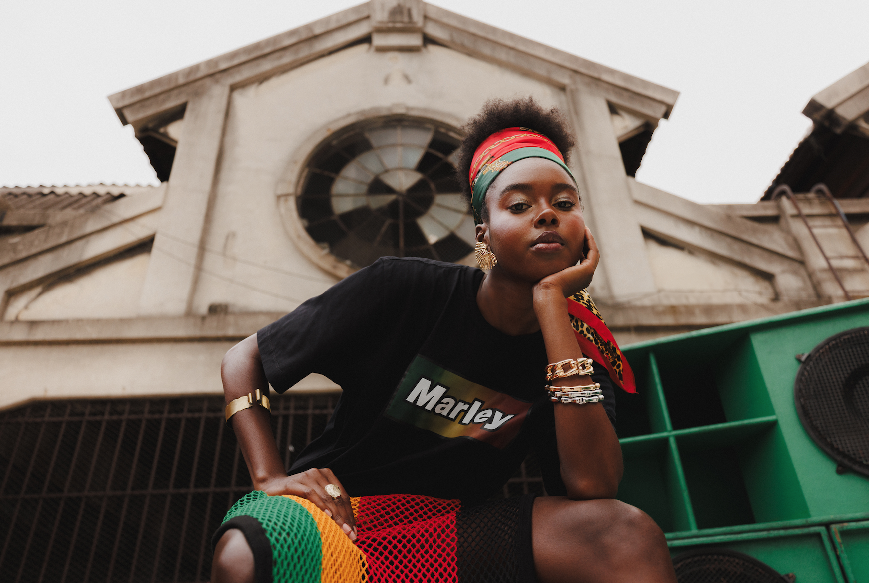 Redley se une a família de Bob Marley para collab
Celebrando o legado do músico, a coleção reúne calçados e roupas com as três principais cores da jamaica.