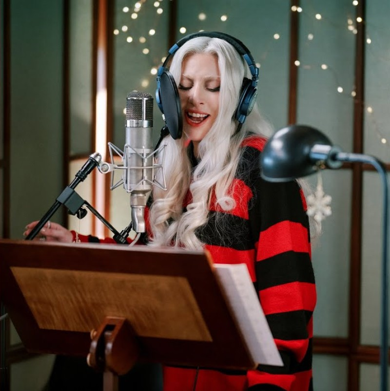 Lady Gaga lança versão rock de clássico natalino