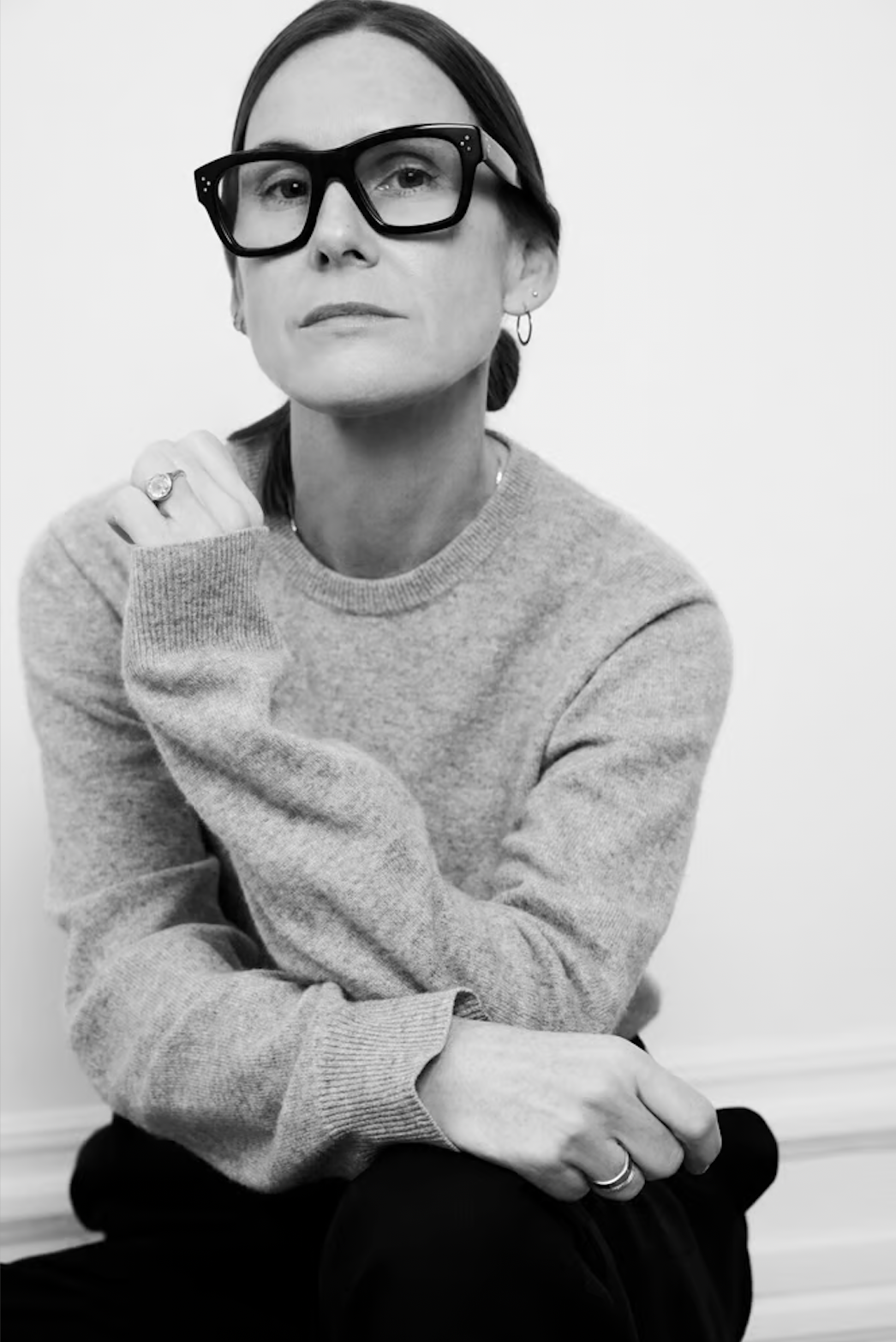 Quem é Louise Trotter, a nova estilista da Bottega Veneta
A marca italiana escolheu a designer britânica, ex-Lacoste, para ocupar o posto de diretora criativa da marca.