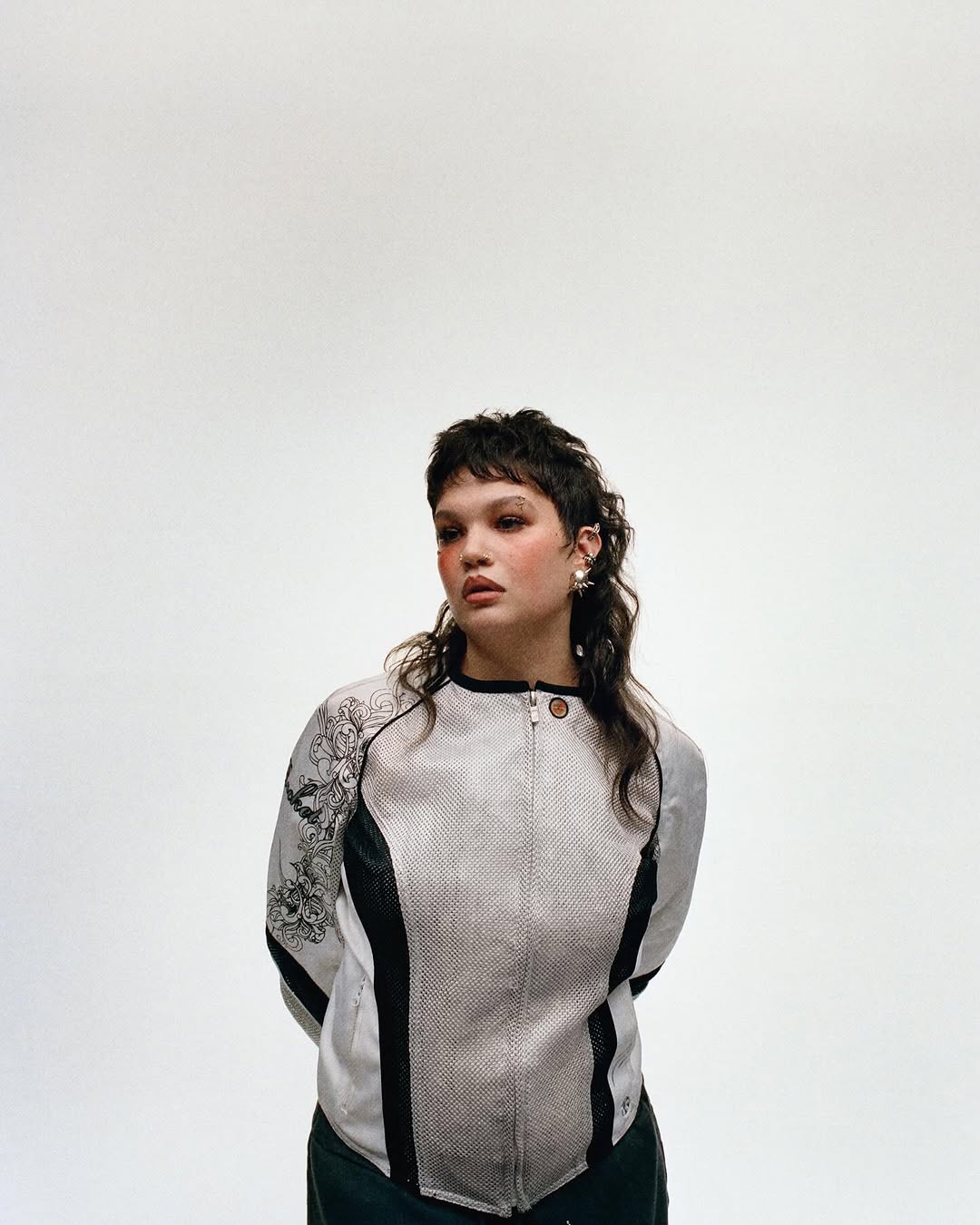 FFW Sounds: Lola Young: A voz da nova geração do pop britânico

Com ‘‘Messy’’ no topo das paradas virais, Lola Young traz um pop introspectivo que reflete as ansiedades da geração Z.