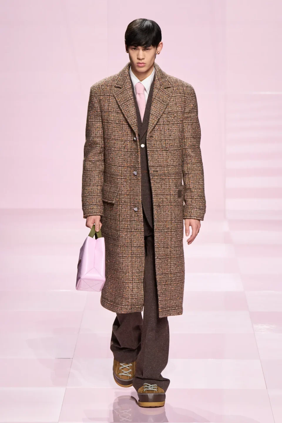 00002-louis-vuitton-fall-2025-menswear-credit-gorunway
