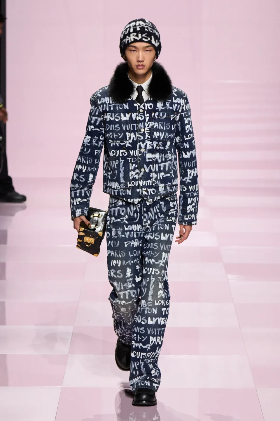00032-louis-vuitton-fall-2025-menswear-credit-gorunway