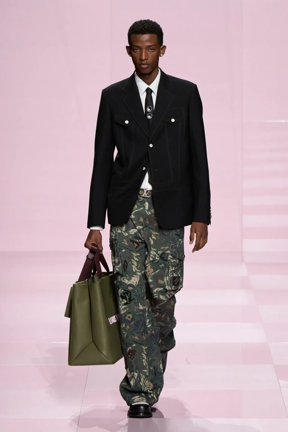00051-louis-vuitton-fall-2025-menswear-credit-gorunway