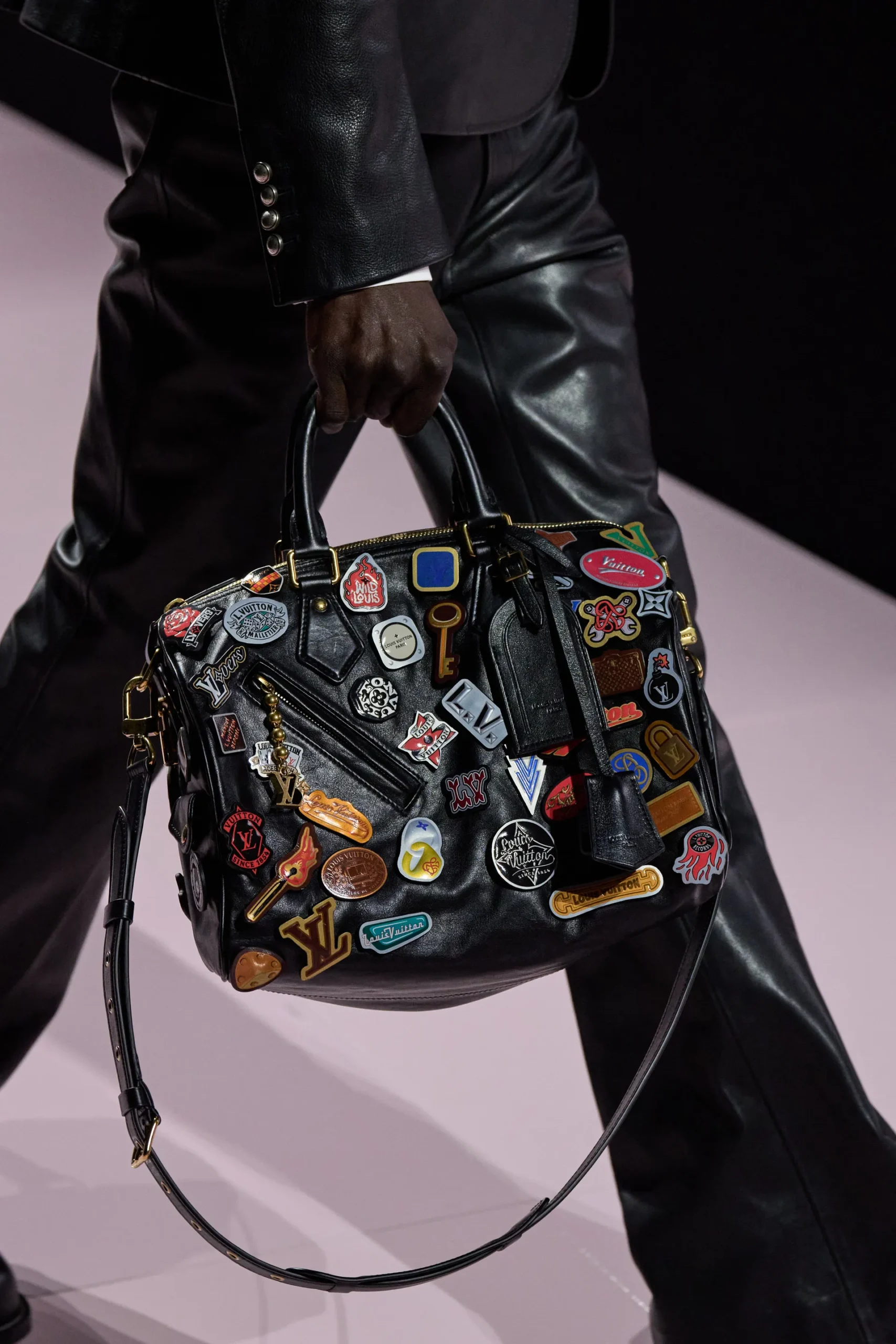 Um zoom nas bolsas que roubaram a cena na Louis Vuitton
Amizade, Japão e muita criatividade: as bolsas da nova coleção da Louis Vuitton são o ponto alto do desfile de Inverno 2025.