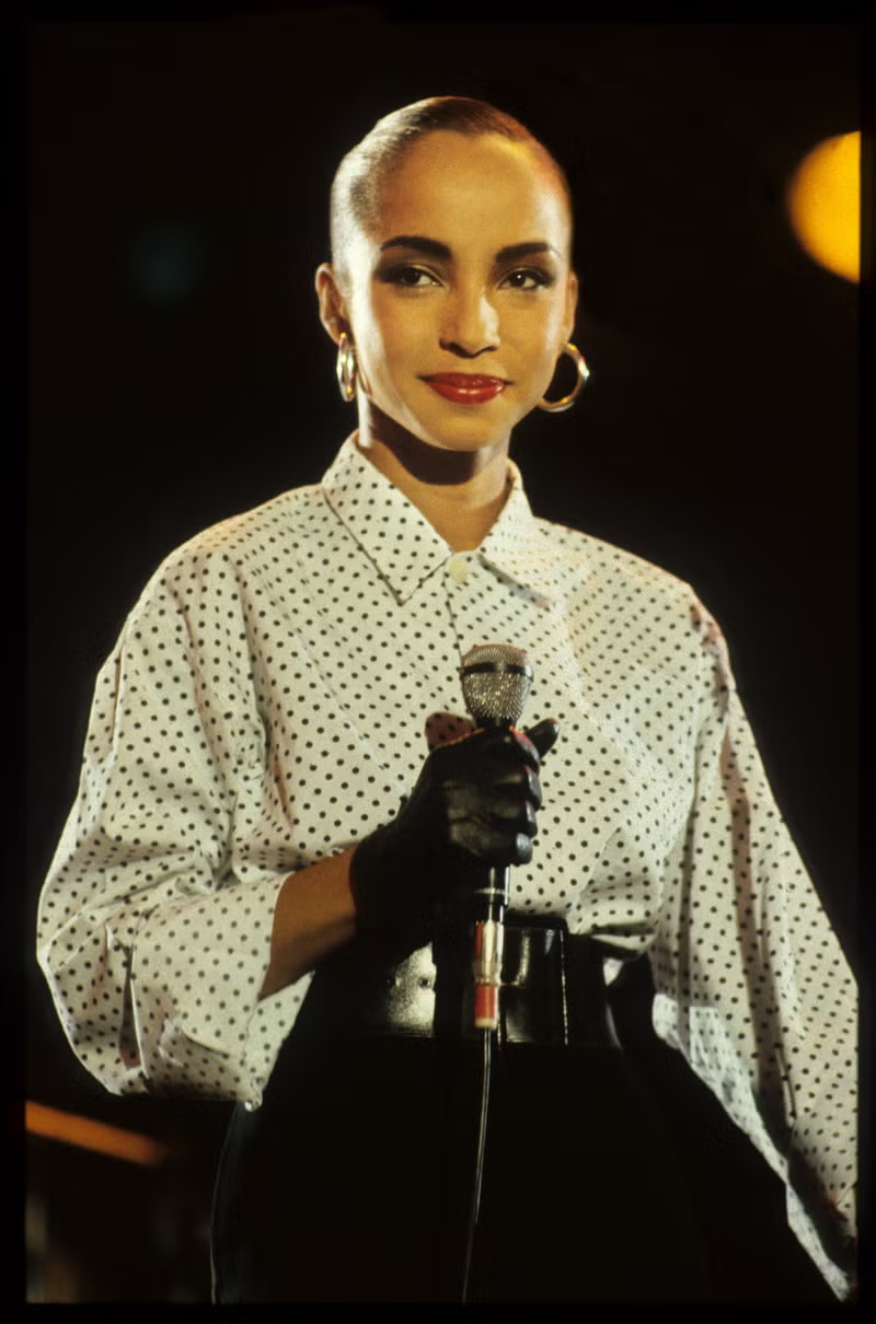 Sade: O estilo atemporal da cantora
O FFW revisita os looks mais marcantes da ‘‘Smooth Operator’’ que conquistou todas as gerações com sua música e seu estilo effortless.