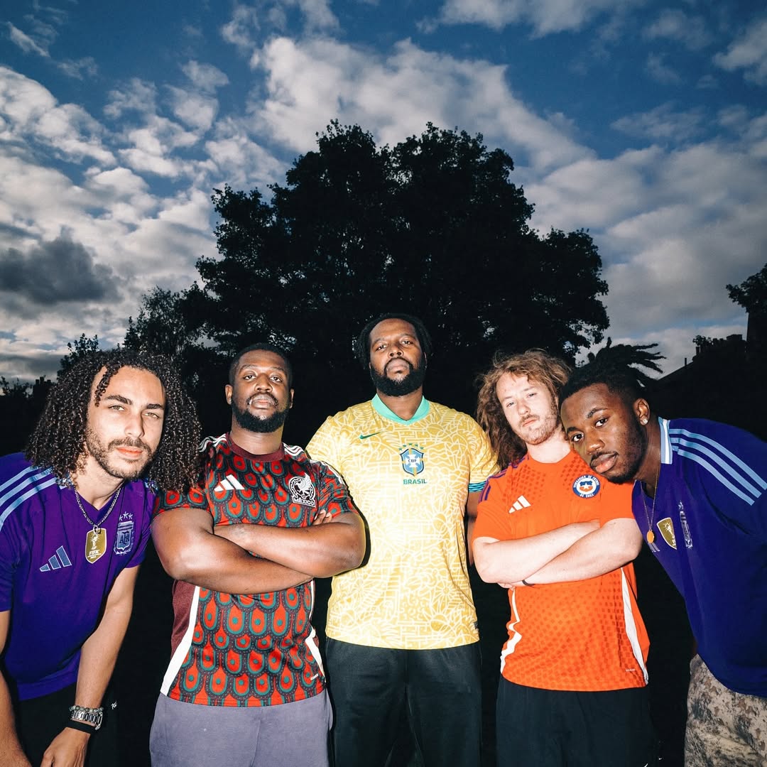 Ezra Collective: O quinteto londrino que está transformando o jazz
Com colaborações marcantes e um estilo inconfundível, o Ezra Collective se apresenta como uma das forças mais vibrantes do jazz contemporâneo.
