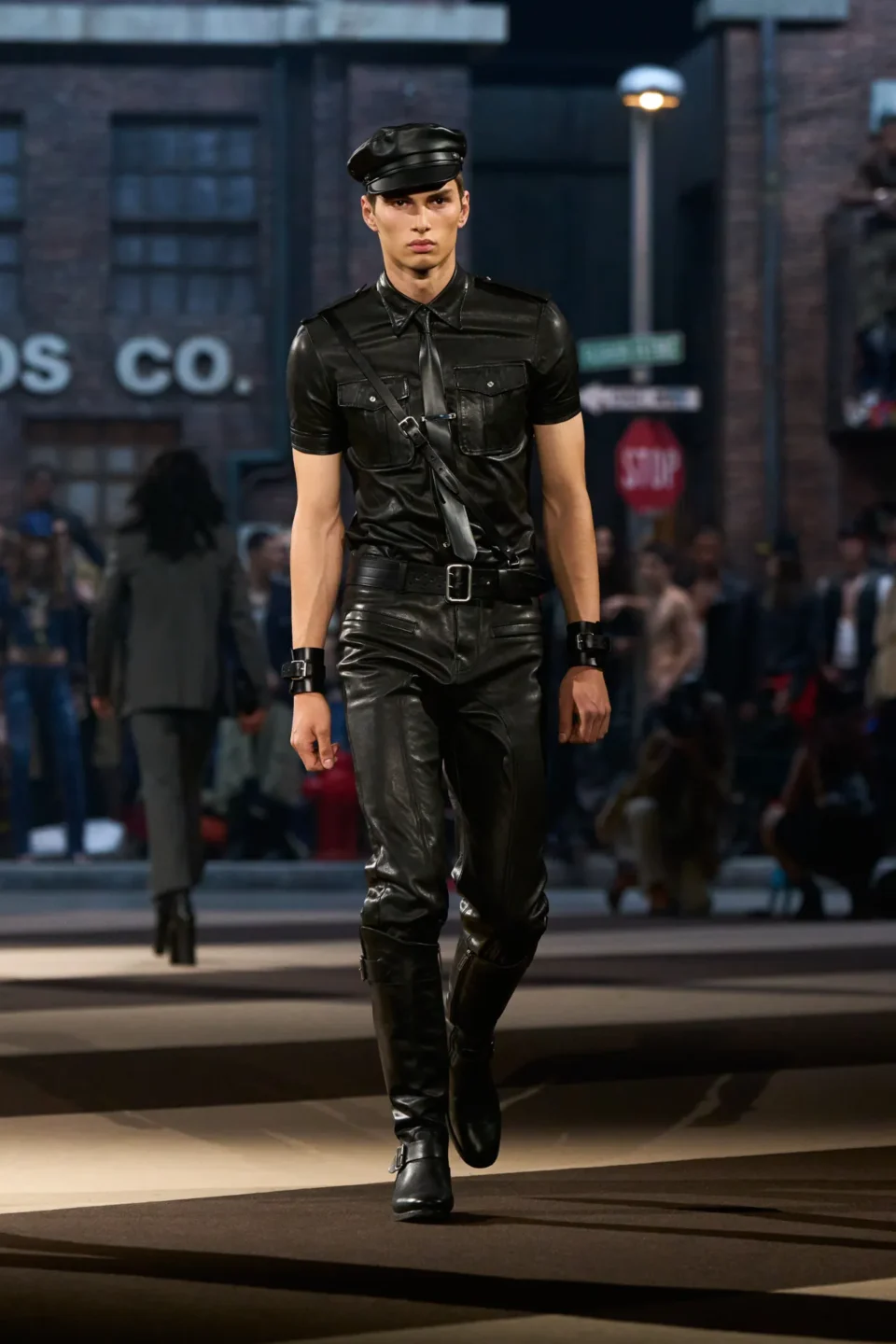 00053-dsquared2-fall-2025-ready-to-wear-credit-gorunway