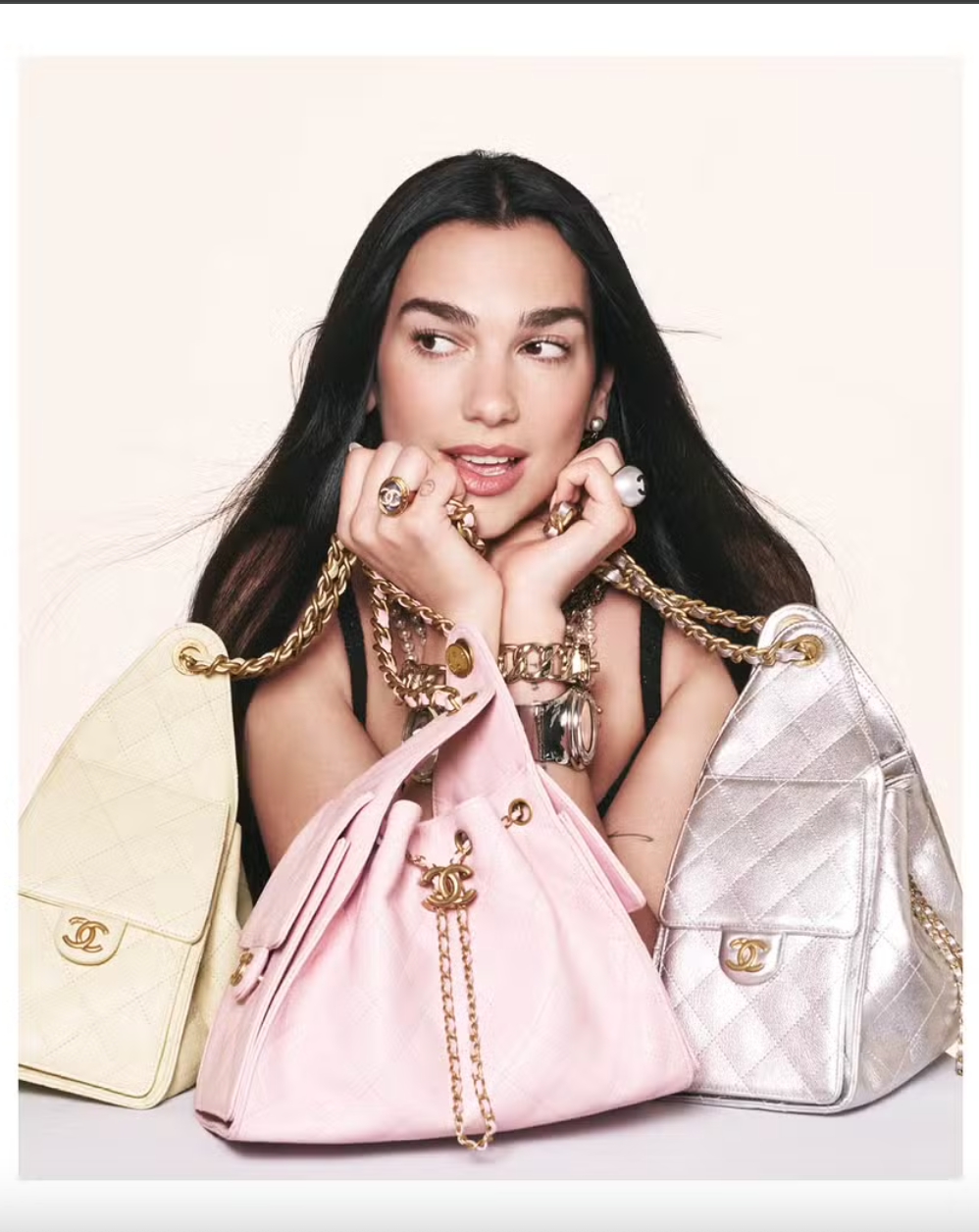 Dua Lipa é o novo rosto da bolsa Chanel 25, Exportações de relógios suíços caem 2,8% em 2024, Sugestões de cursos de moda e mais