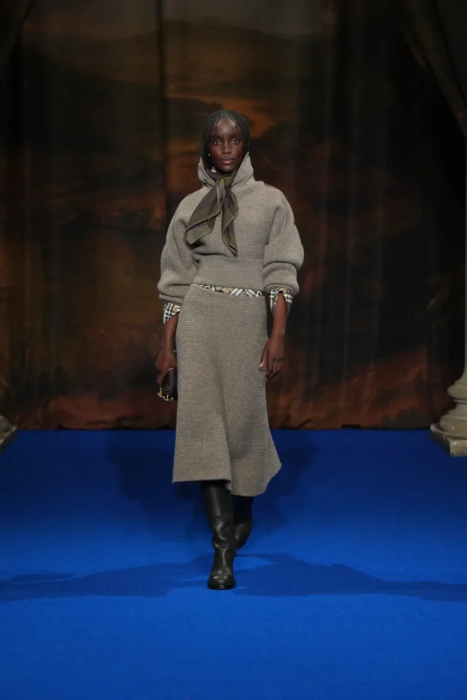 DT_BURBERRY_2025_W25_FEBRUARY_SHOW_RUNWAY_LOOK_FRONT_04_RGB _2x3