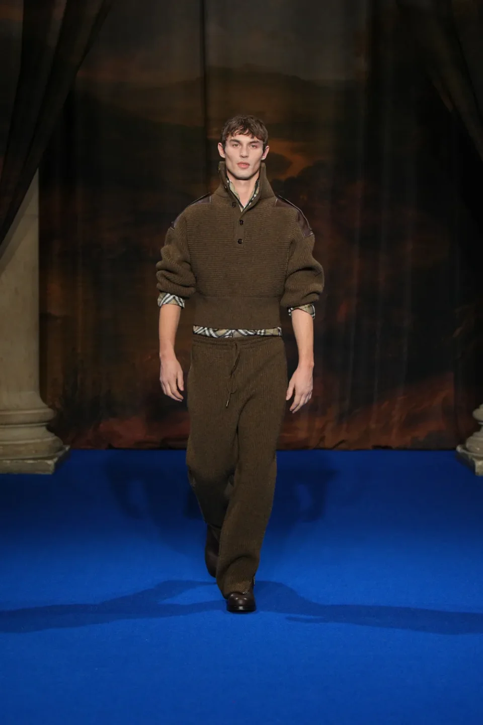 DT_BURBERRY_2025_W25_FEBRUARY_SHOW_RUNWAY_LOOK_FRONT_06_RGB _2x3
