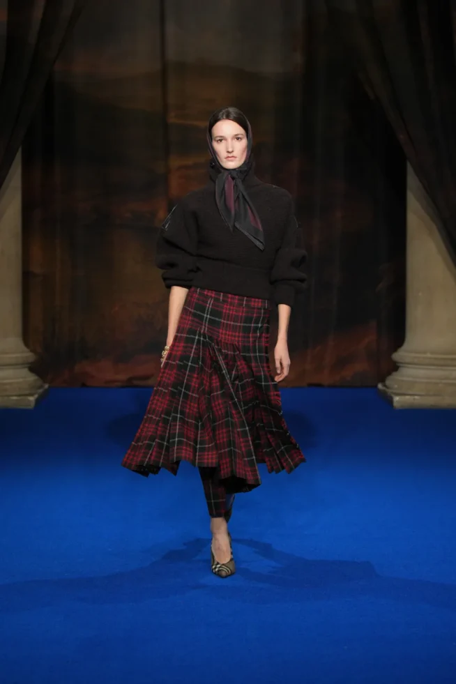 DT_BURBERRY_2025_W25_FEBRUARY_SHOW_RUNWAY_LOOK_FRONT_09_RGB _2x3