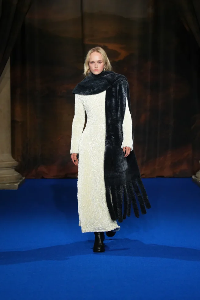 DT_BURBERRY_2025_W25_FEBRUARY_SHOW_RUNWAY_LOOK_FRONT_17_RGB _2x3